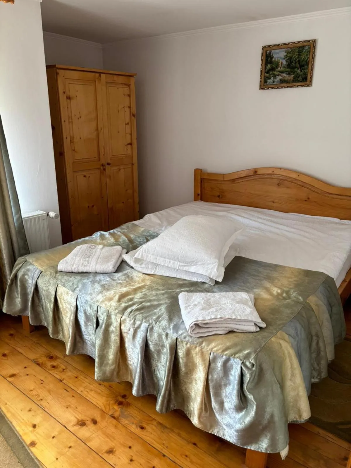 Bed in Pensiunea Luminita