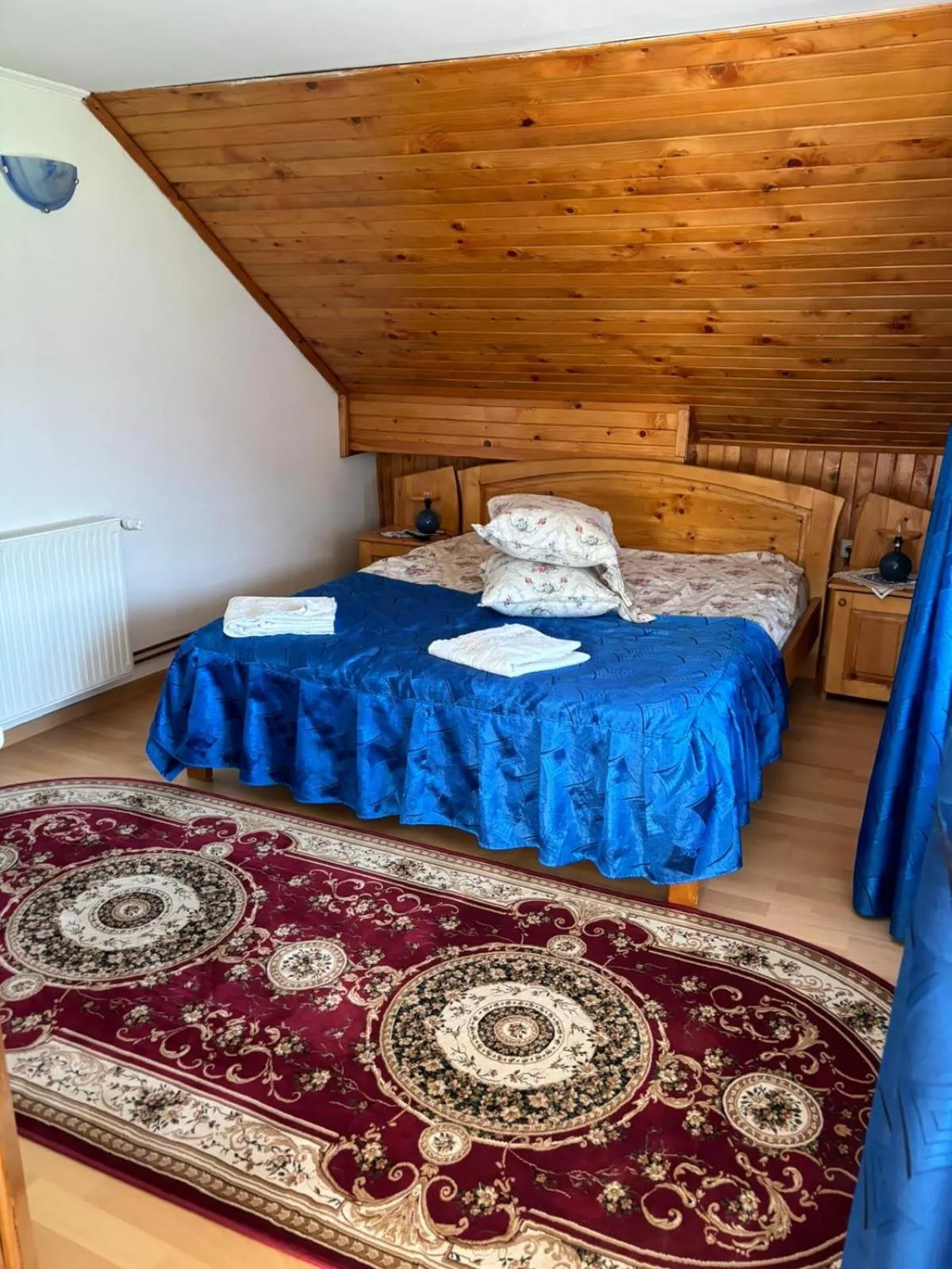 Bed in Pensiunea Luminita