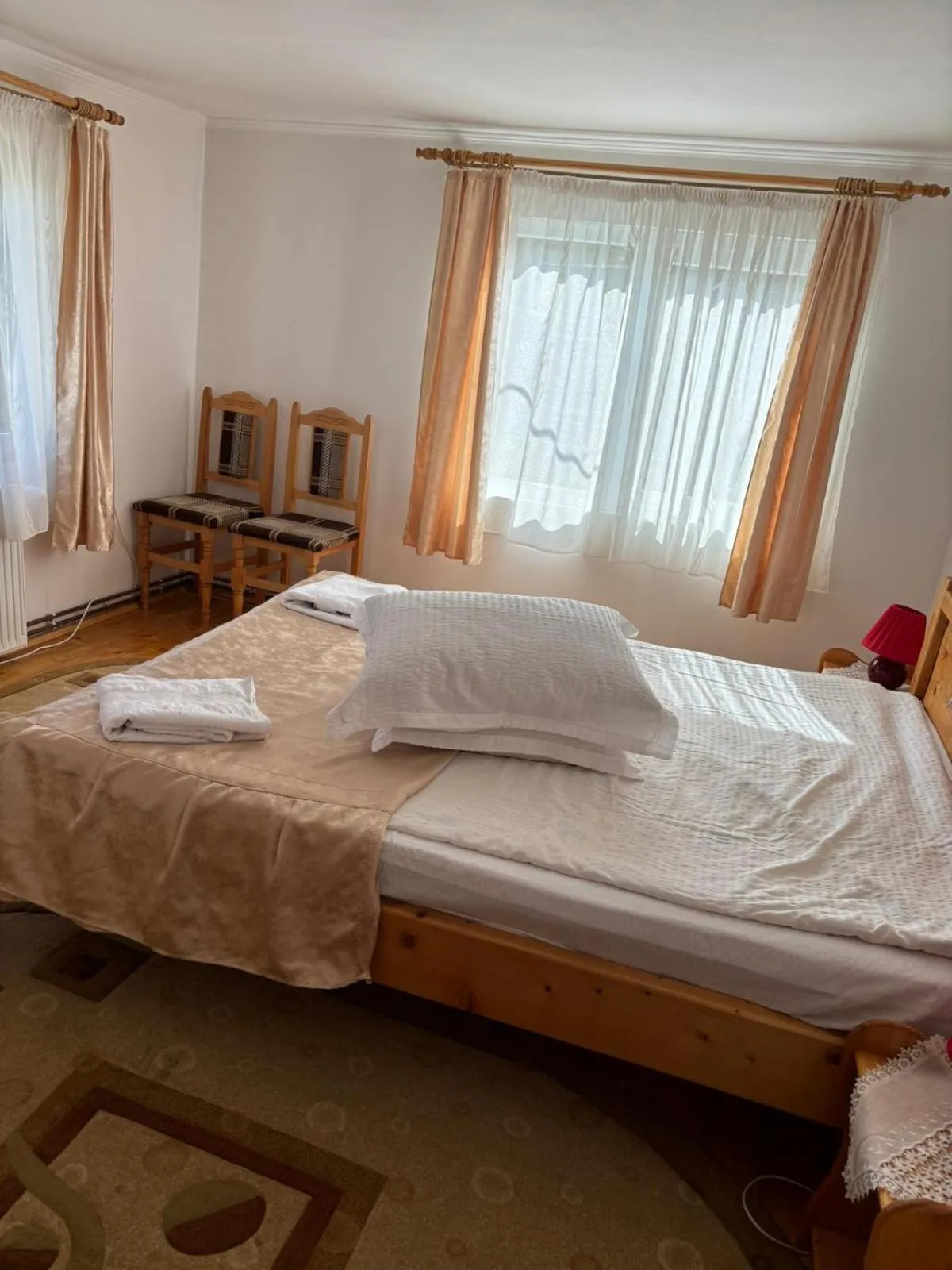 Bed in Pensiunea Luminita