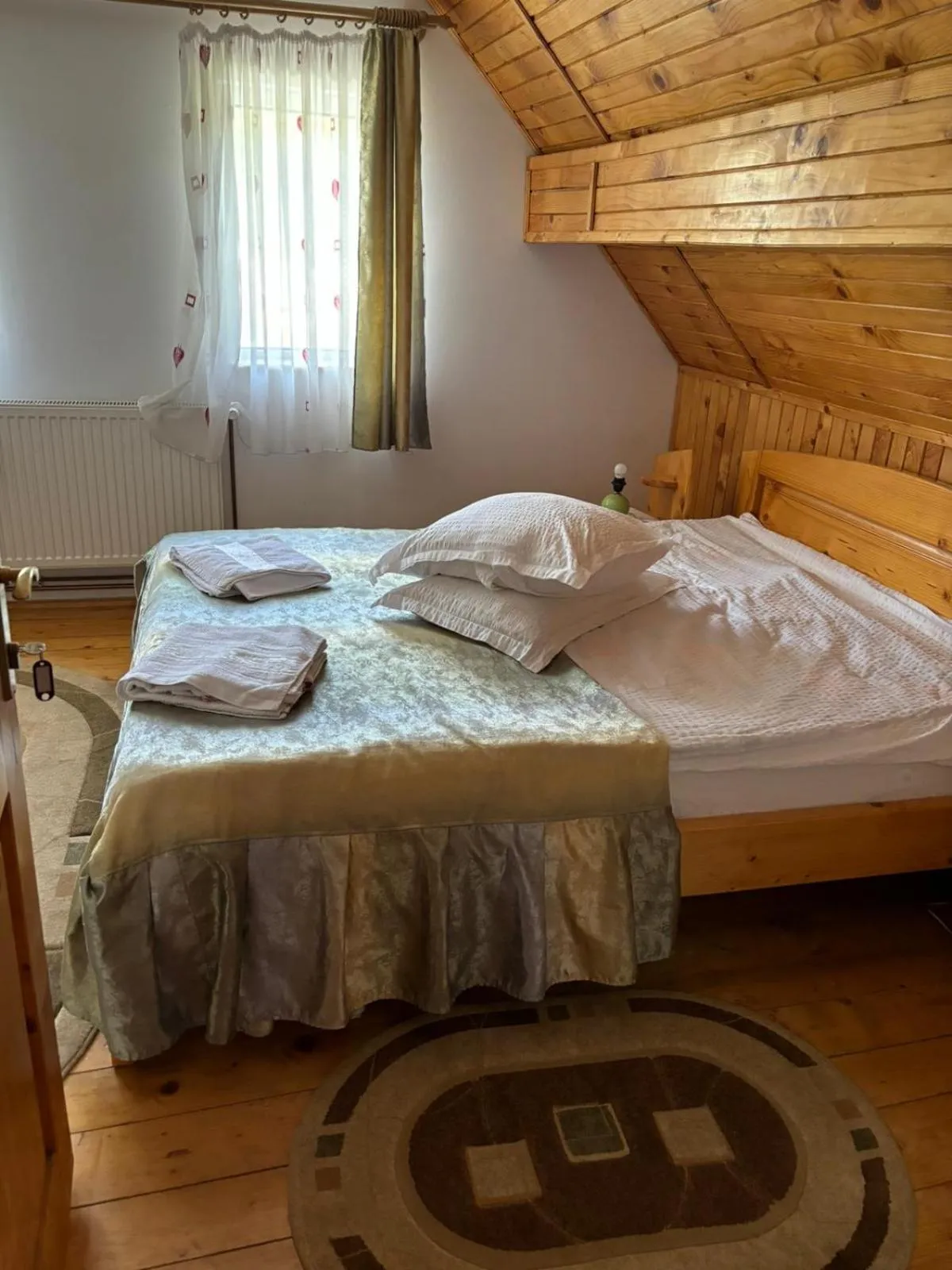 Bed in Pensiunea Luminita