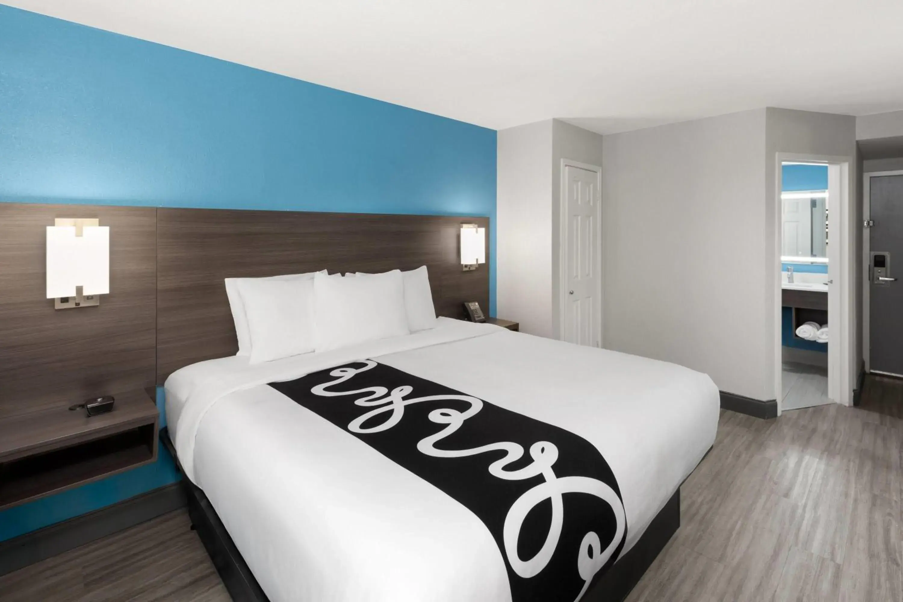 Photo of the whole room, Bed in La Quinta by Wyndham Houston Stafford Sugarland Photo of the whole room, Bed in La Quinta by Wyndham Houston Stafford Sugarland