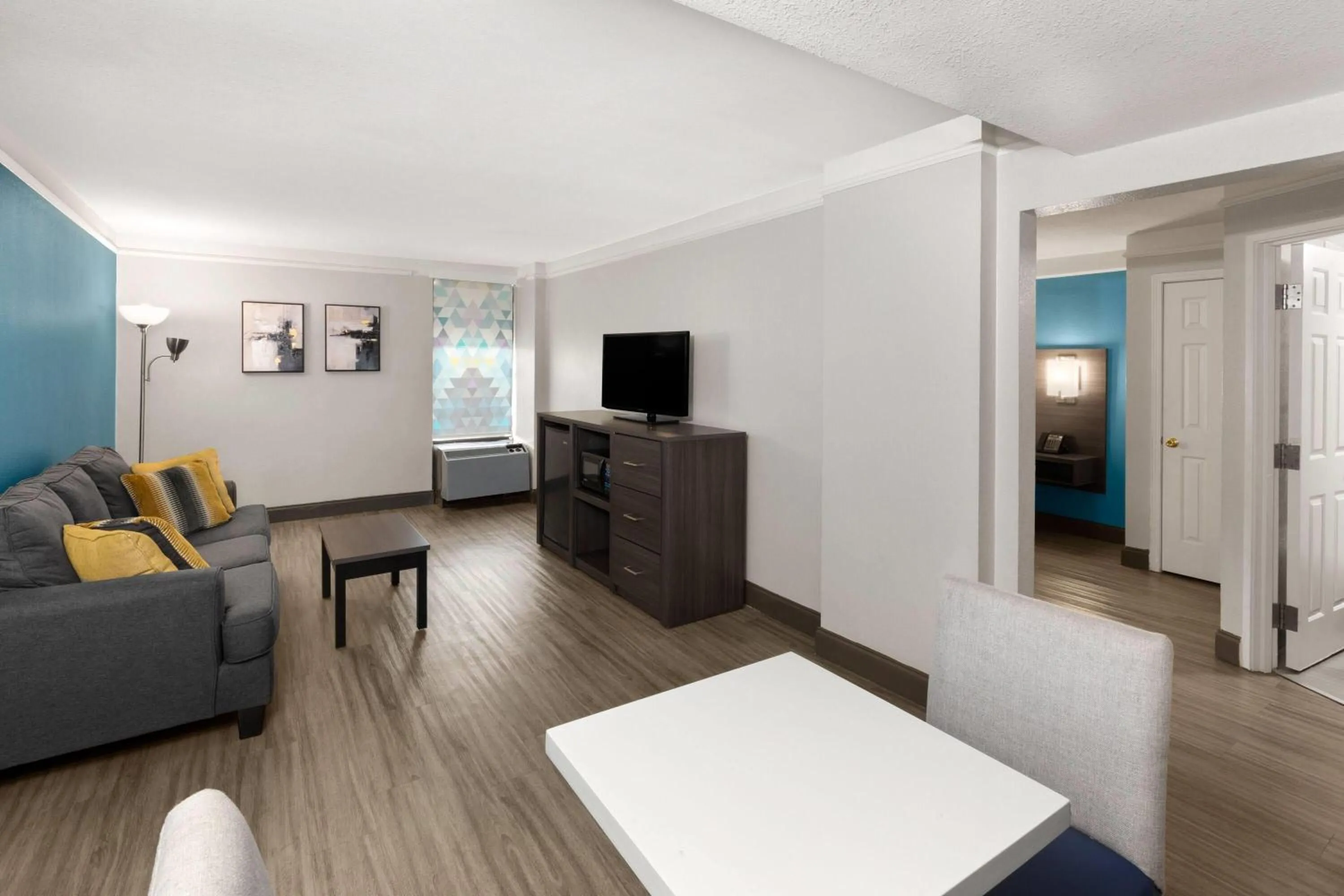 Photo of the whole room in La Quinta by Wyndham Houston Stafford Sugarland