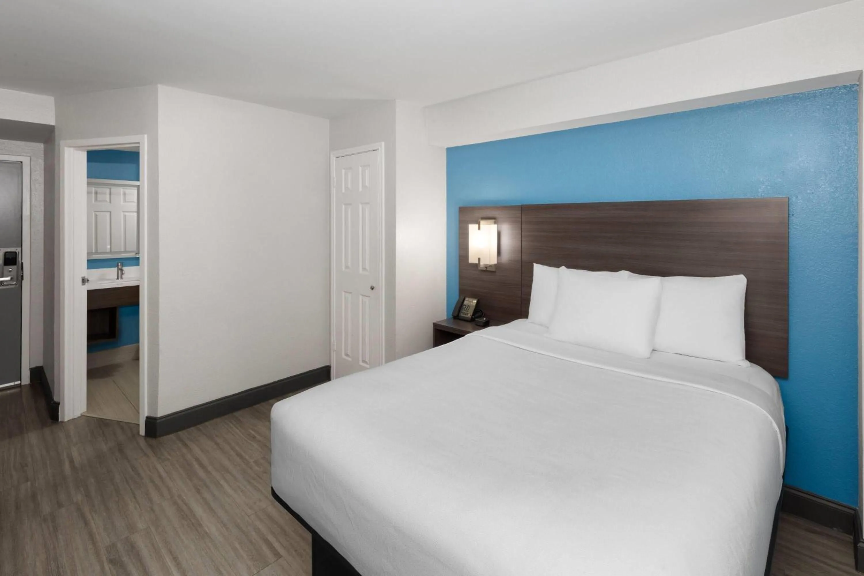 Photo of the whole room, Bed in La Quinta by Wyndham Houston Stafford Sugarland