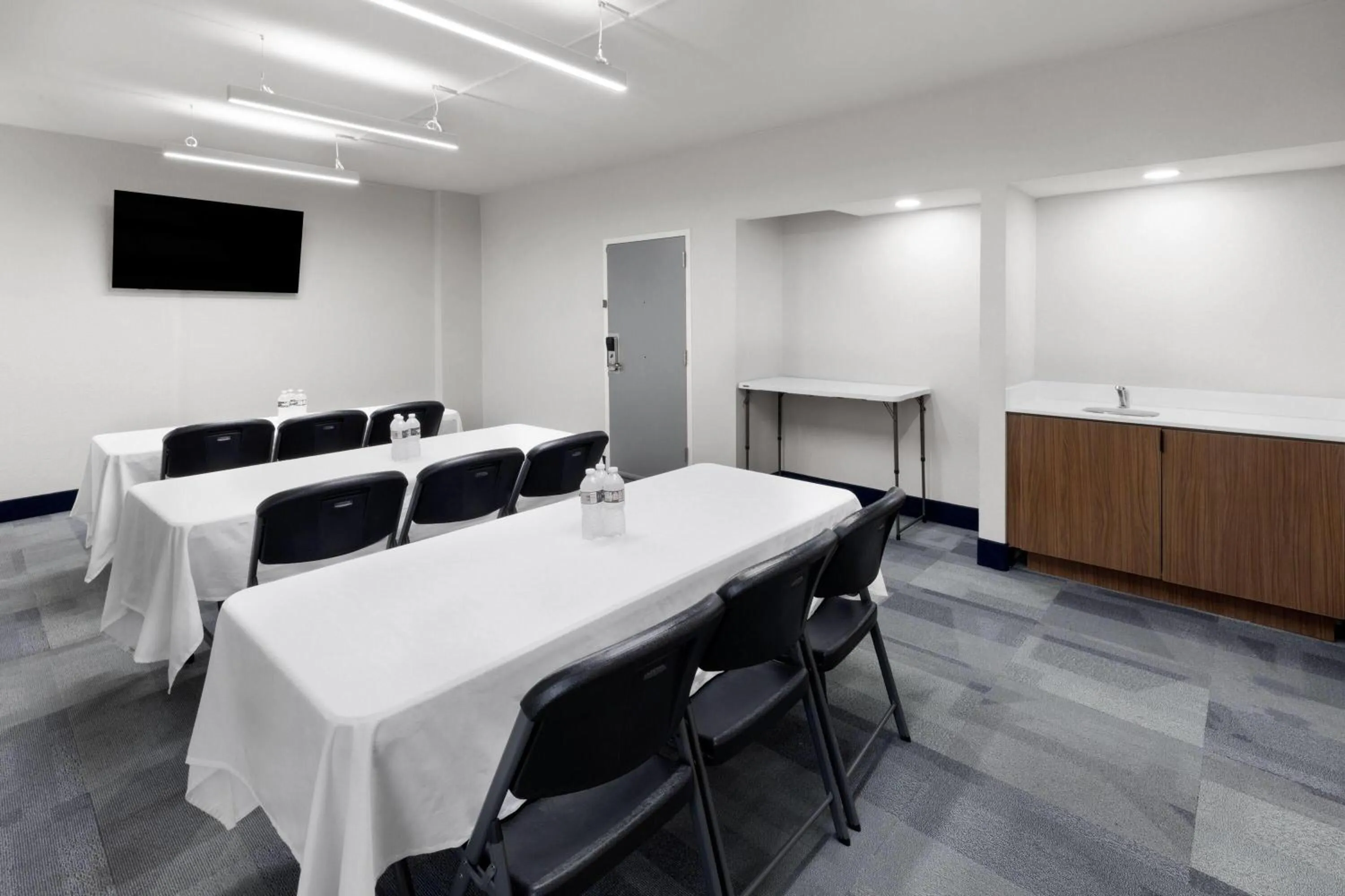 Meeting/conference room in La Quinta by Wyndham Houston Stafford Sugarland