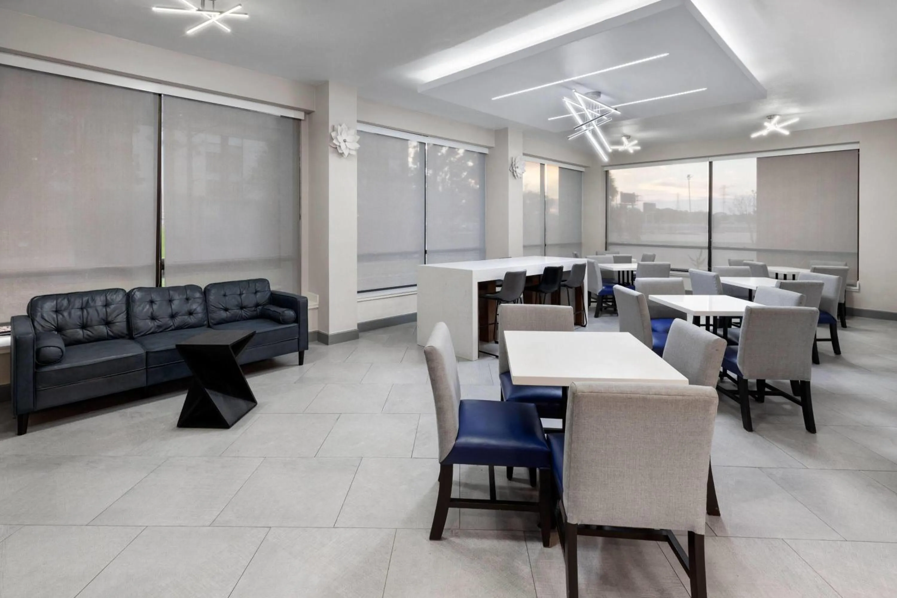 Lobby or reception in La Quinta by Wyndham Houston Stafford Sugarland