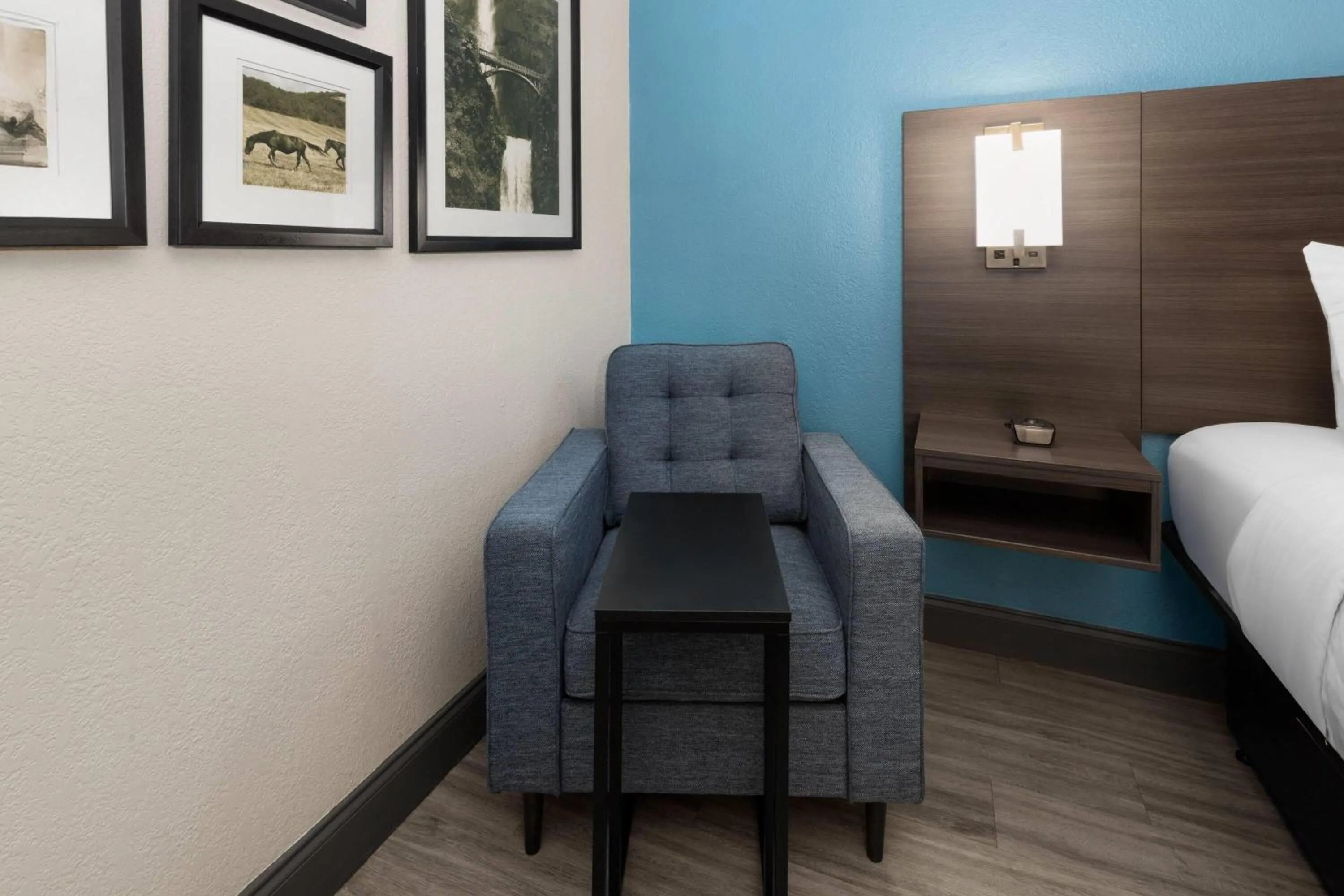 Photo of the whole room, Bed in La Quinta by Wyndham Houston Stafford Sugarland