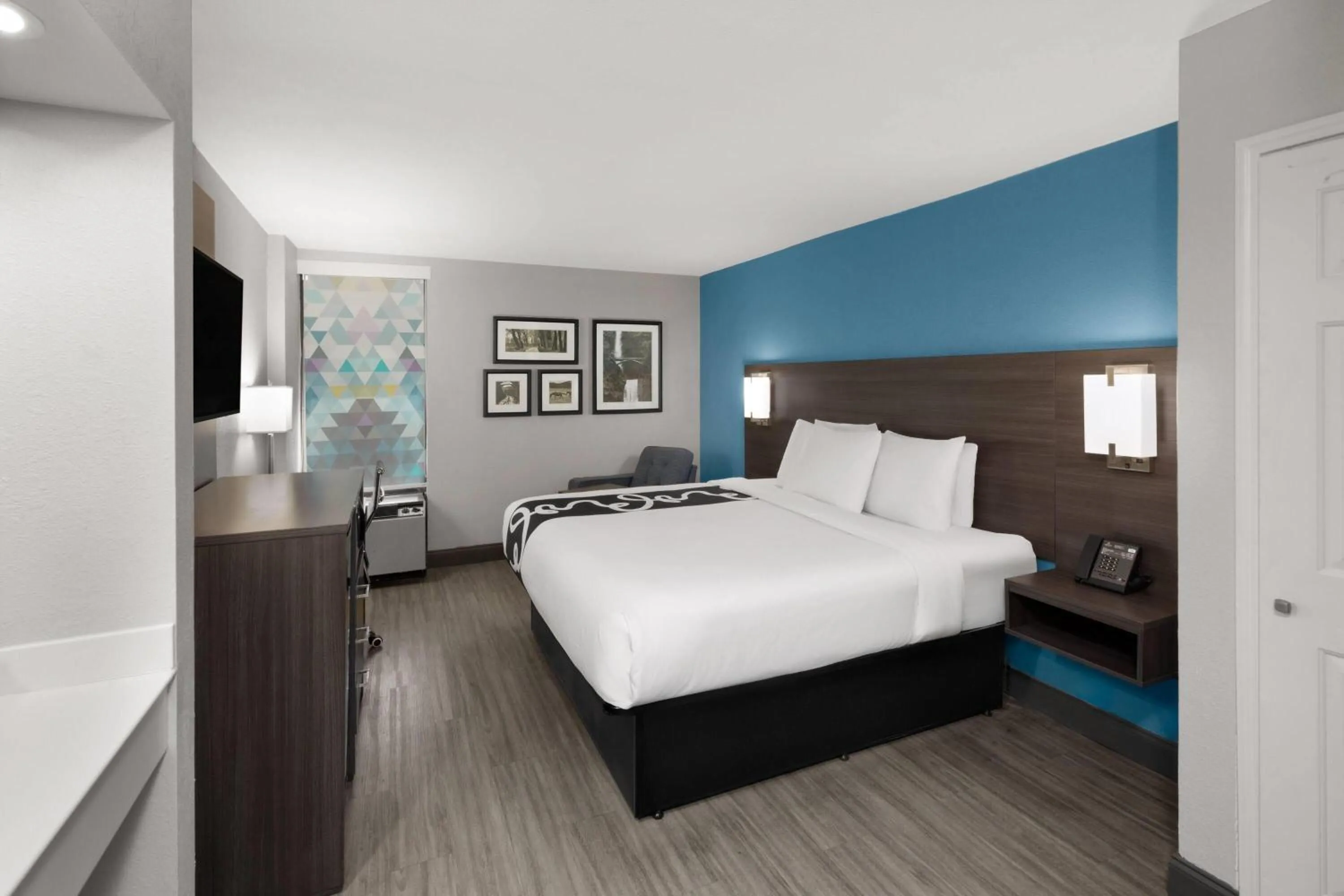 Photo of the whole room, Bed in La Quinta by Wyndham Houston Stafford Sugarland