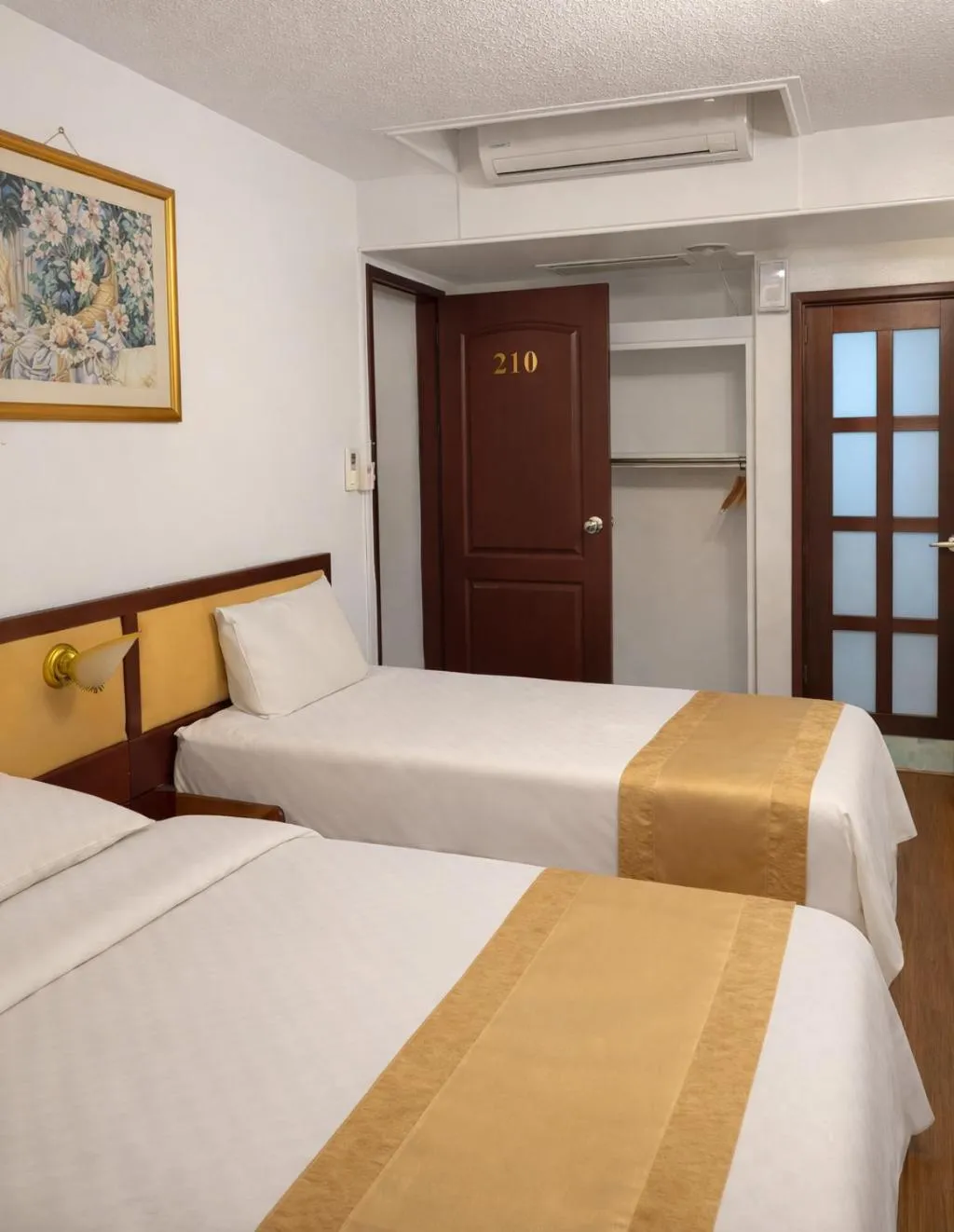 Photo of the whole room, Bed in Inn Sun Hotel