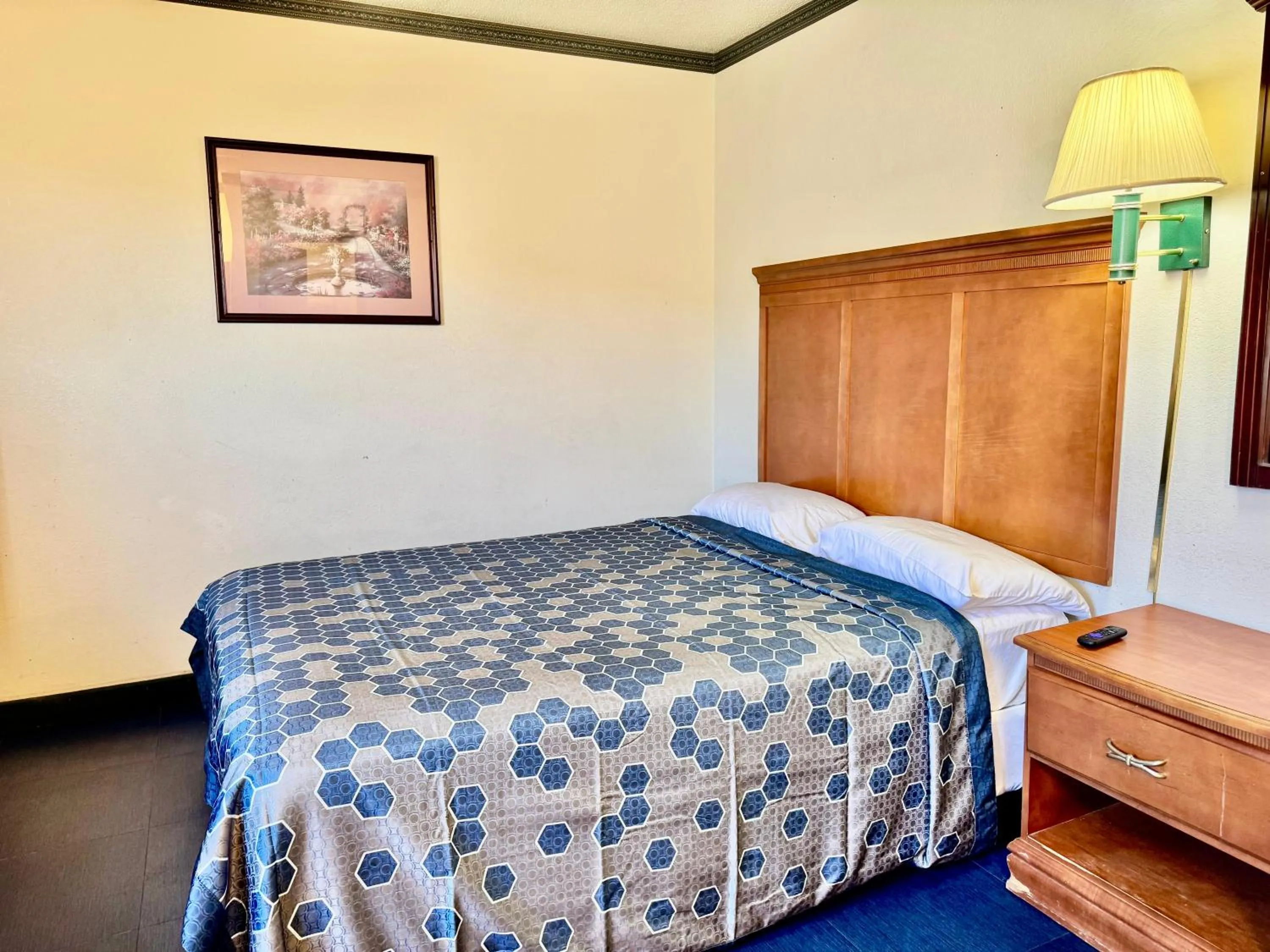 Bed in Sunset Inn and Suites