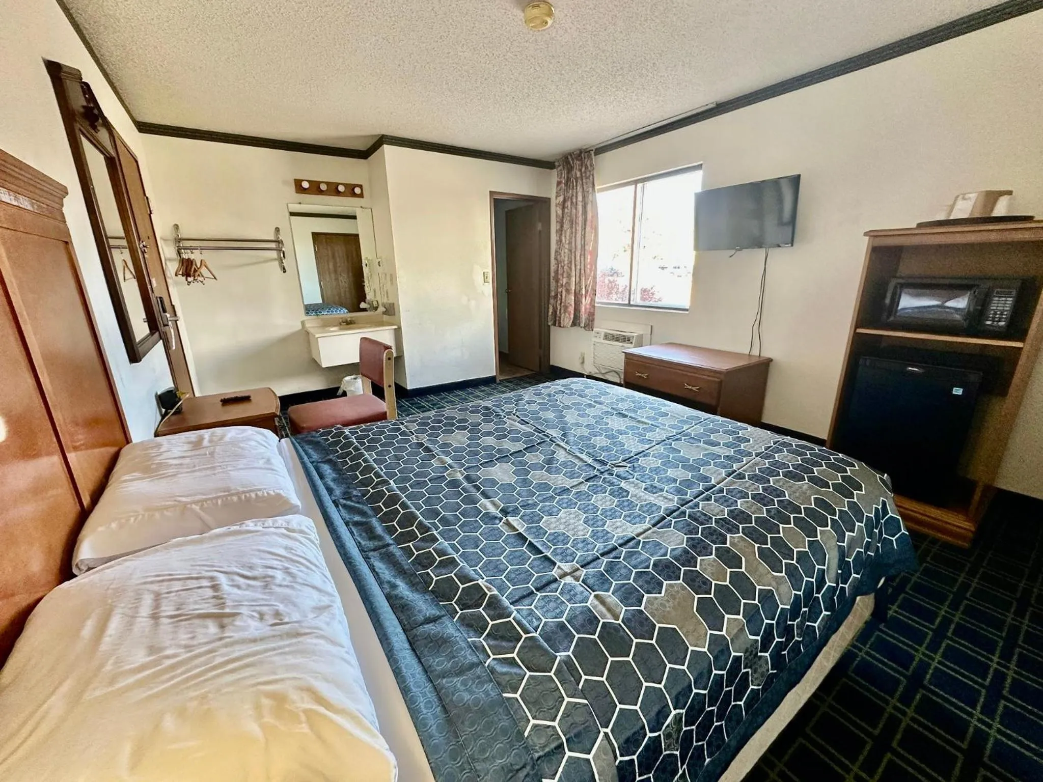 Bed in Sunset Inn and Suites