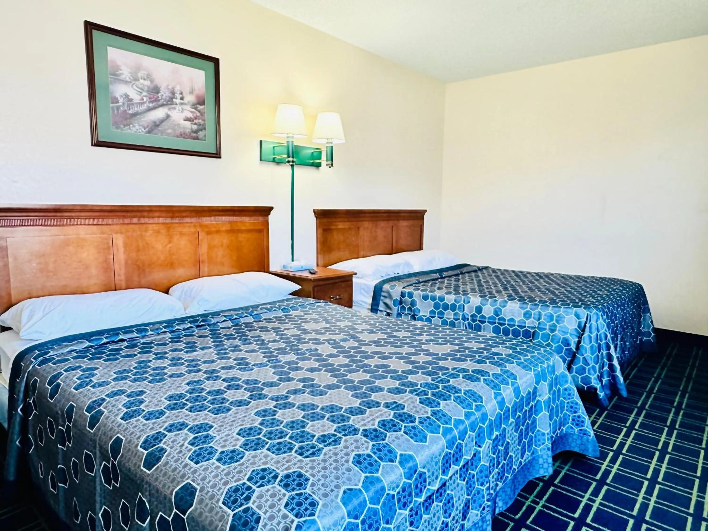 Bed in Sunset Inn and Suites