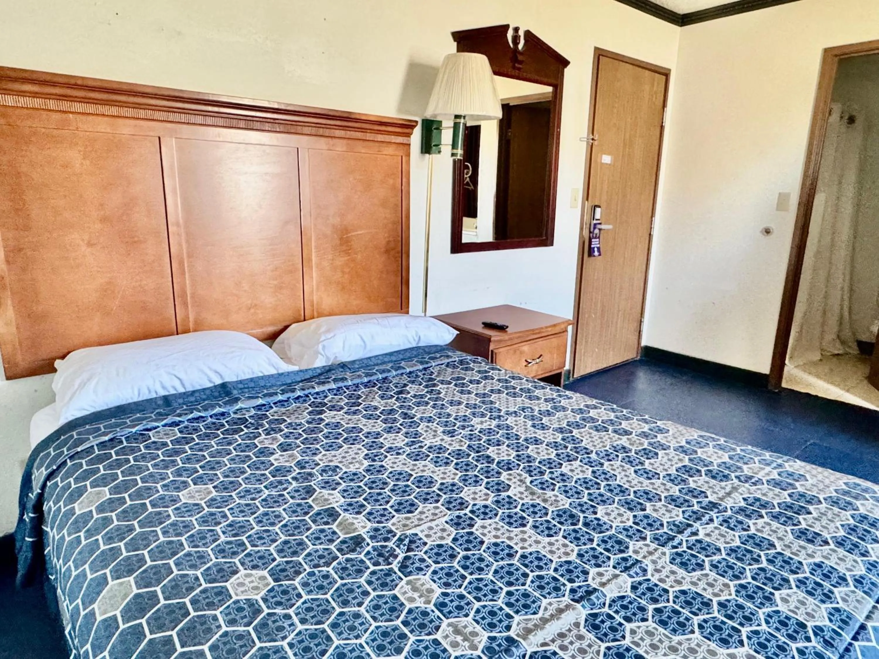 Bed in Sunset Inn and Suites