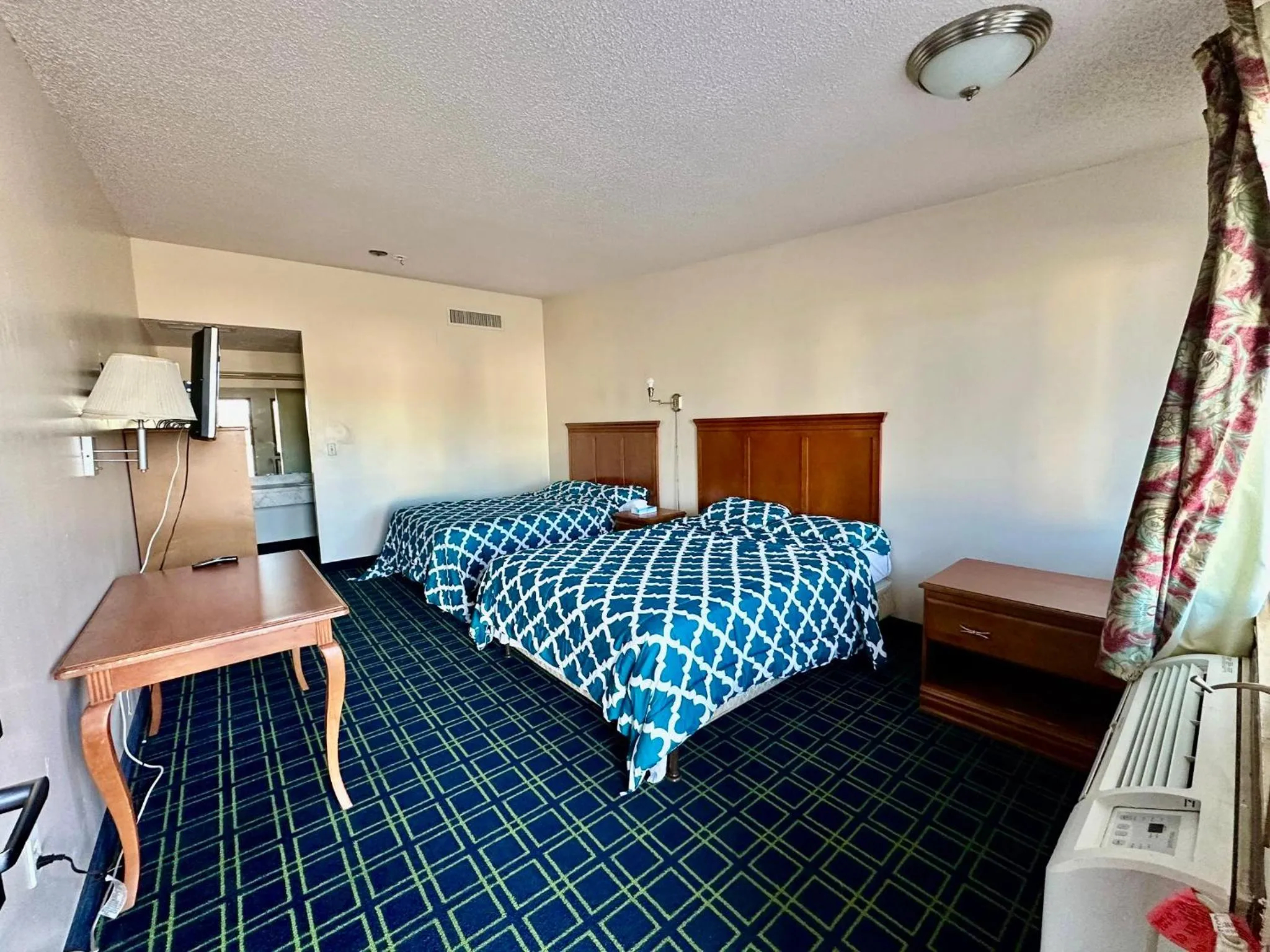 Bed in Sunset Inn and Suites