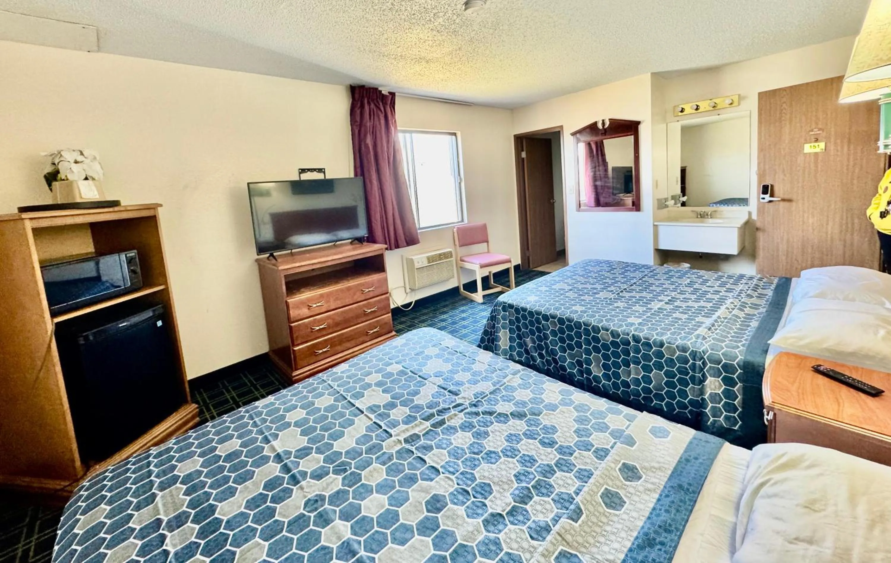 Bed in Sunset Inn and Suites