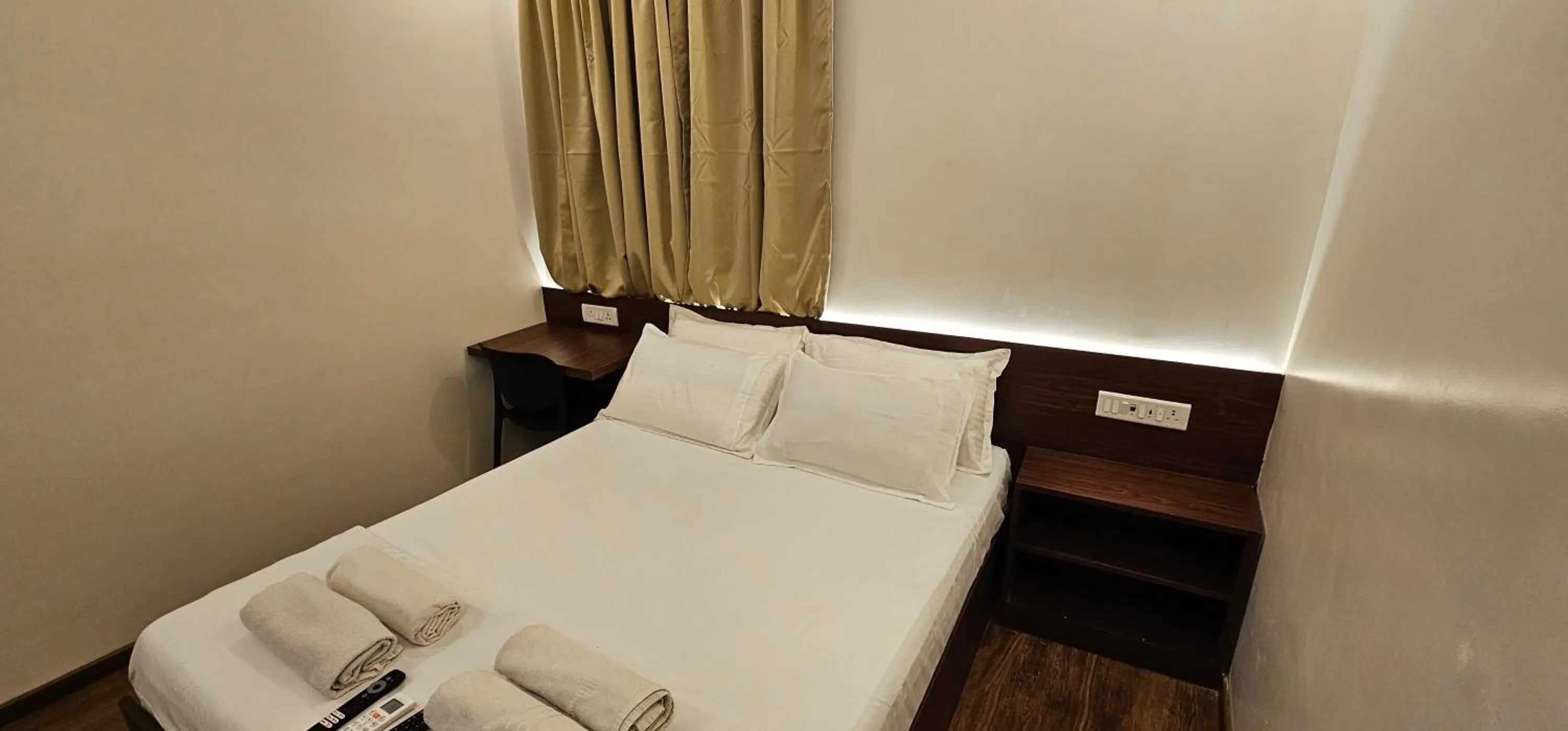 Bedroom, Bed in Chippy Inn