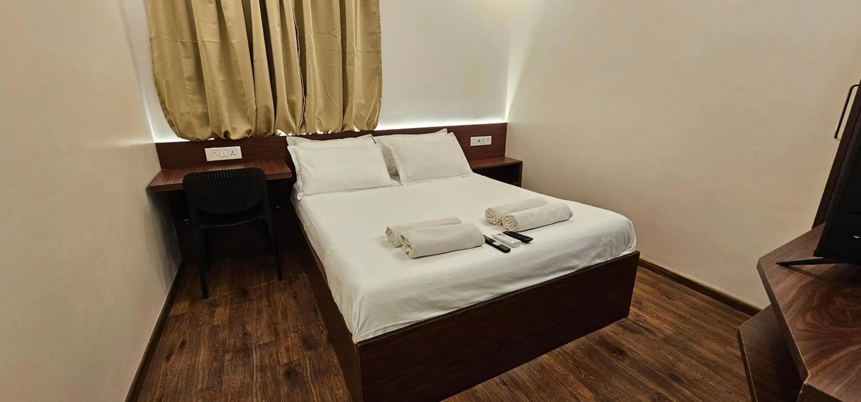 Bedroom, Bed in Chippy Inn