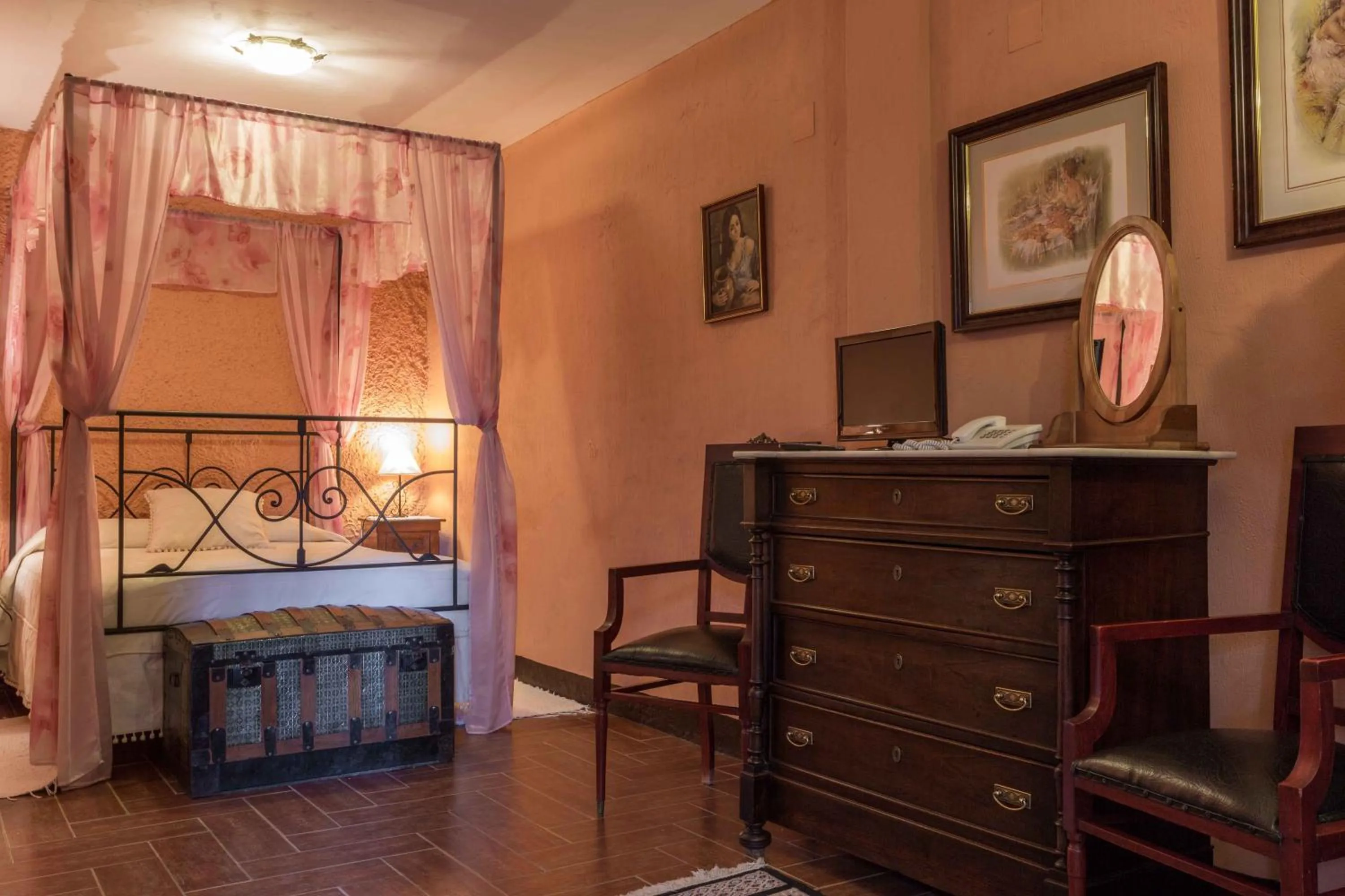 Photo of the whole room, Bed in Hotel Palacio Guzmanes