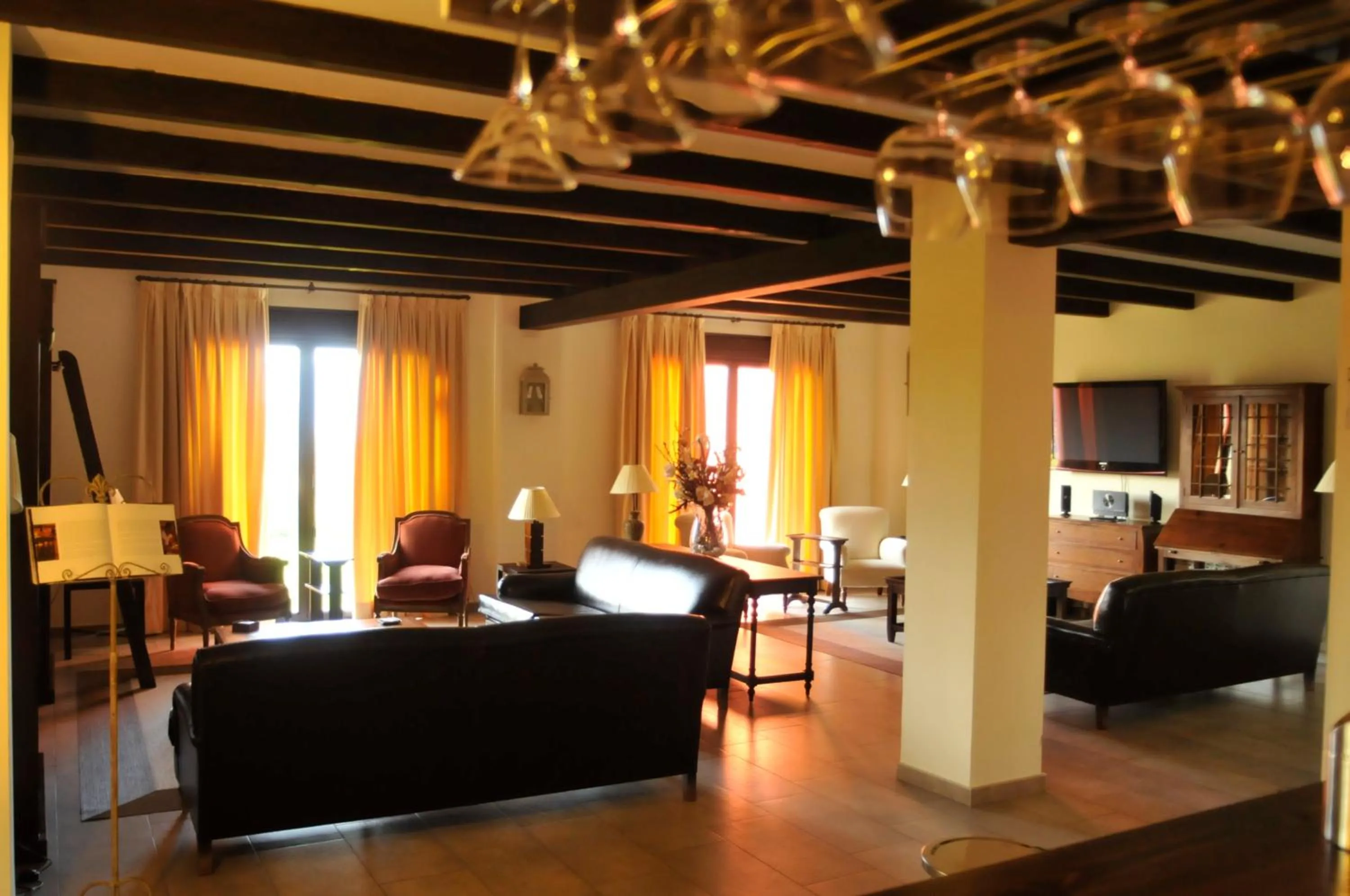 Communal lounge/ TV room, Bed in Hotel El Rondón