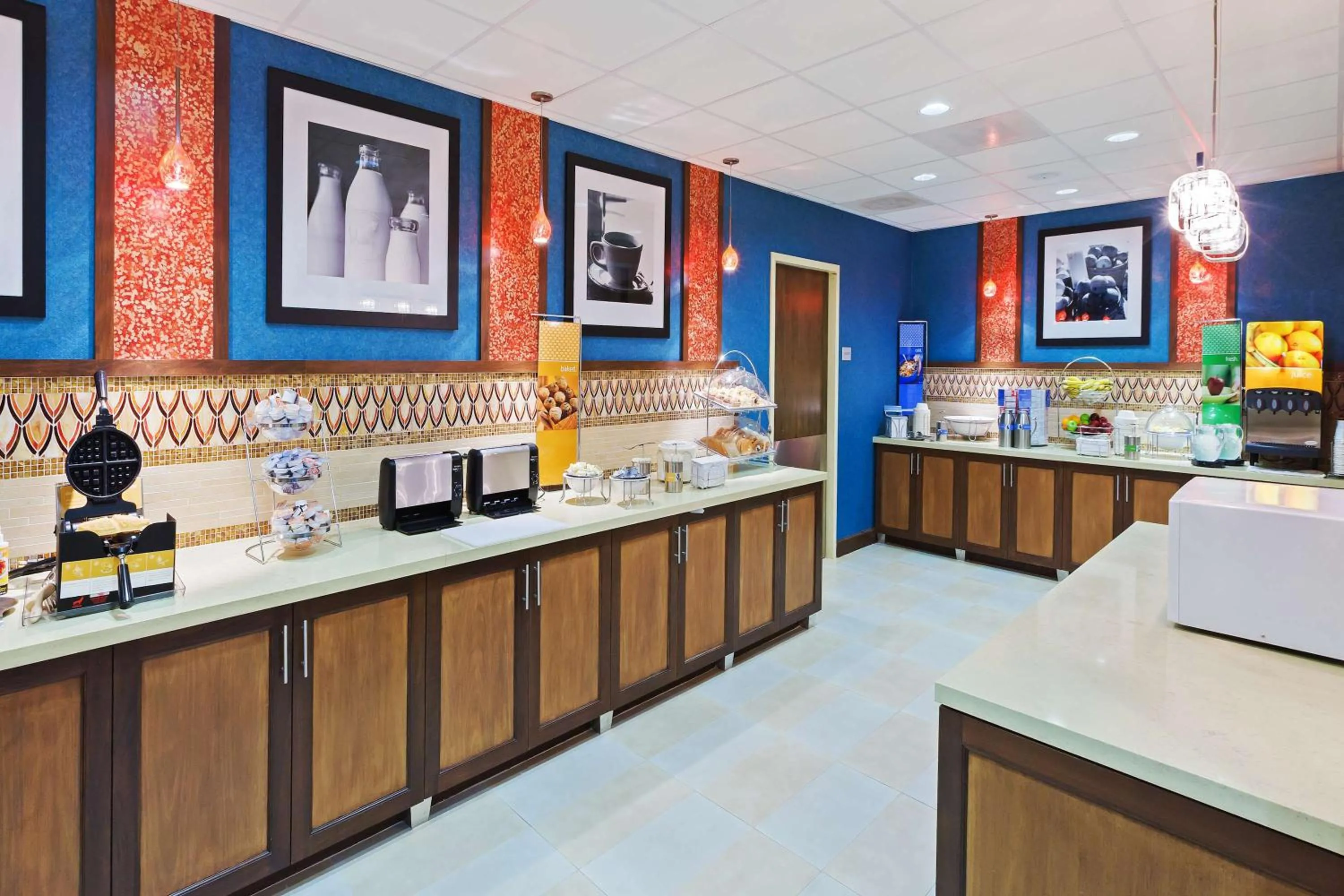 Dining area in Hampton Inn Austin Oak Hill