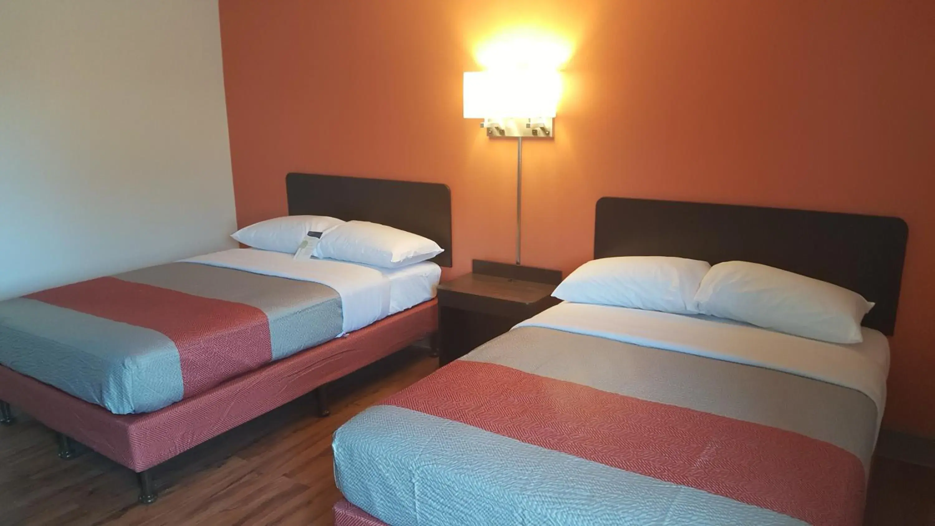 Bed in Motel 6-Maryland Heights, MO Bed in Motel 6-Maryland Heights, MO