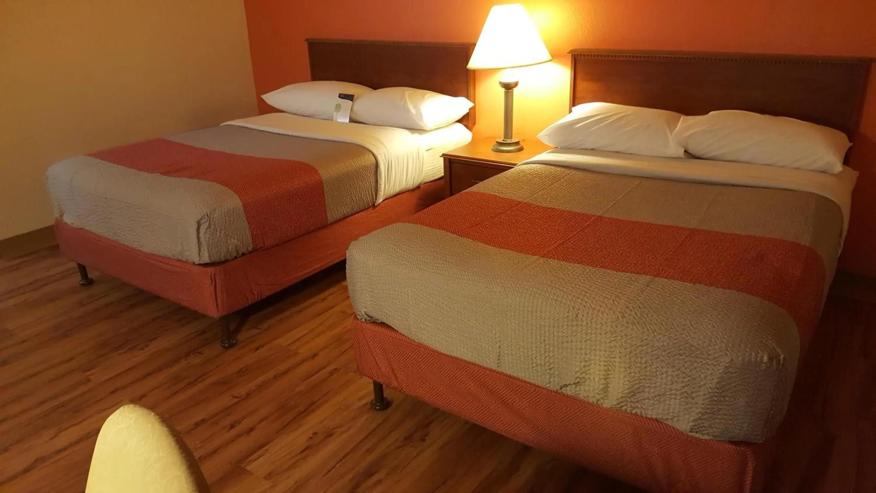 Bed in Motel 6-Maryland Heights, MO Bed in Motel 6-Maryland Heights, MO