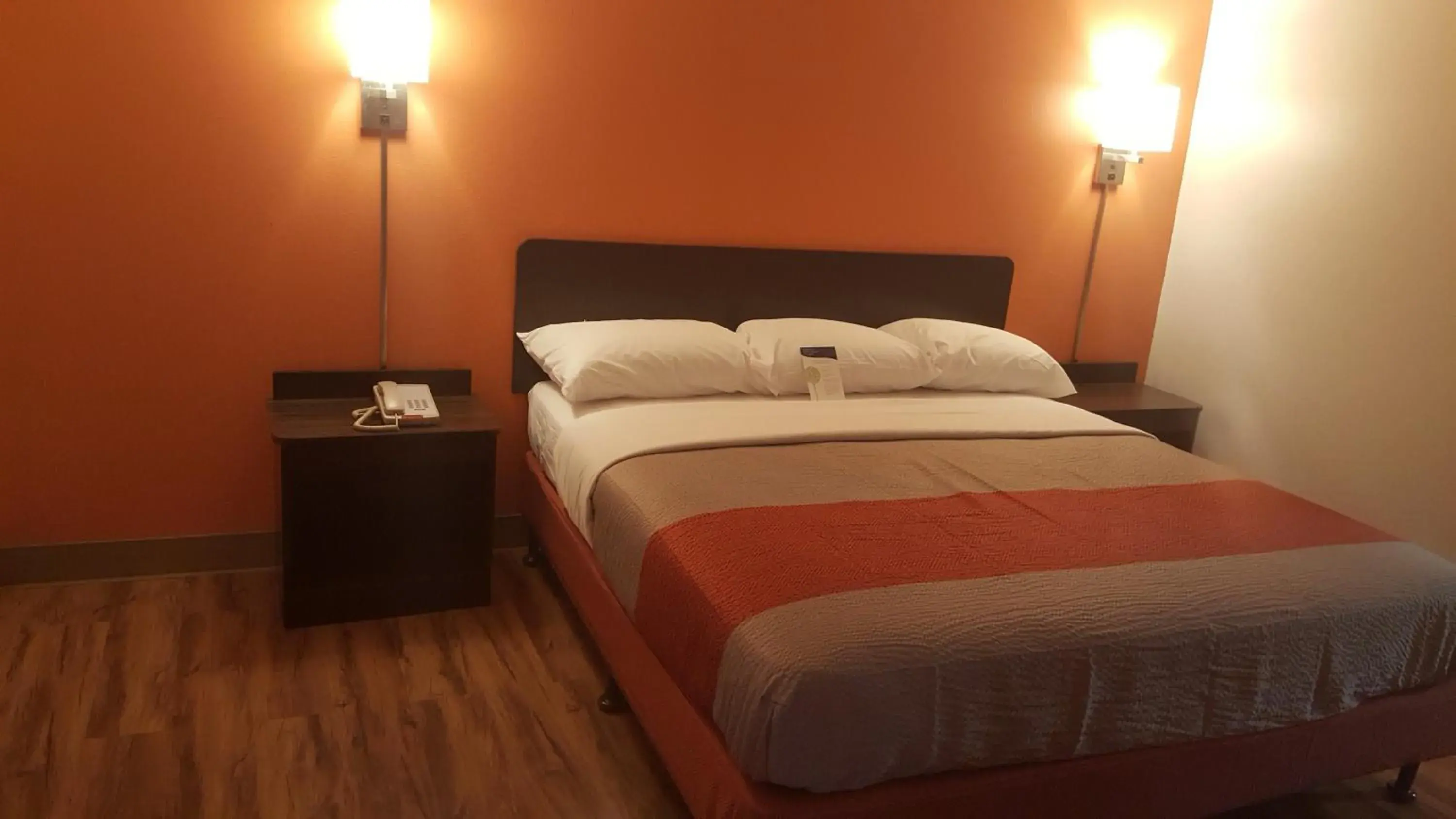 Bed in Motel 6-Maryland Heights, MO Bed in Motel 6-Maryland Heights, MO