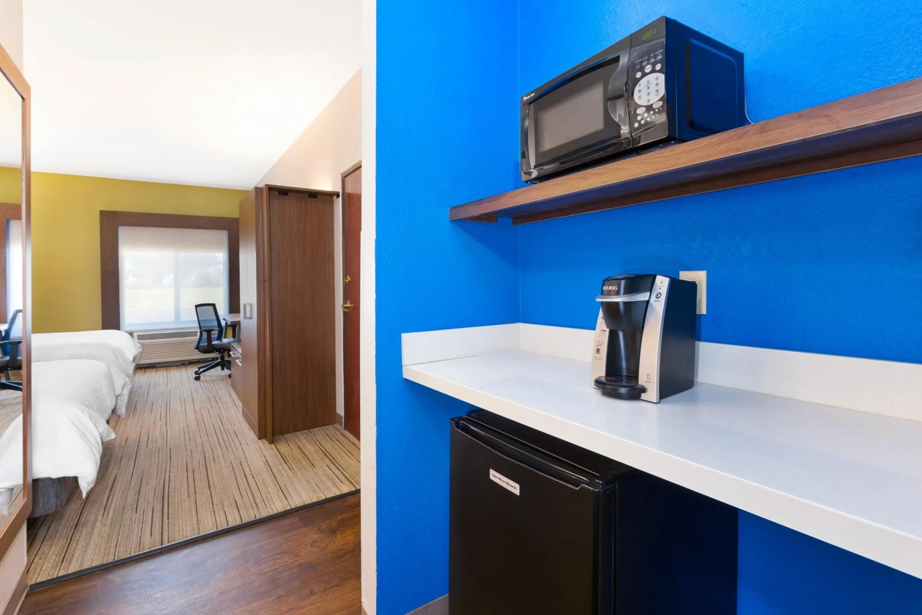 Photo of the whole room, Bed in Holiday Inn Express and Suites Three Rivers by IHG