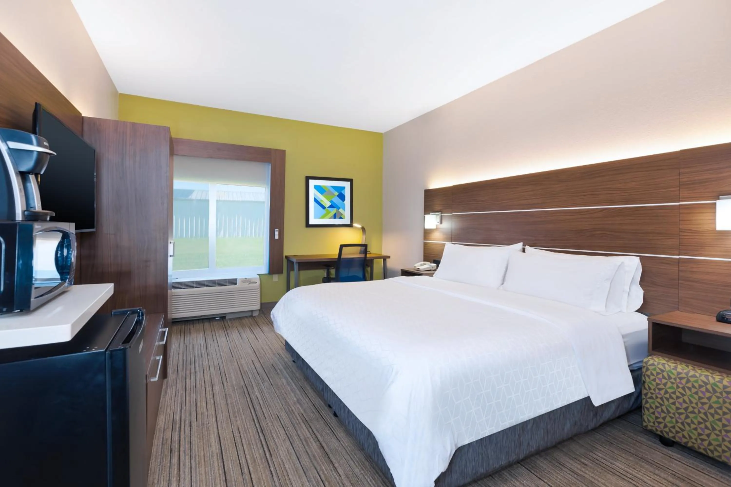 Photo of the whole room, Bed in Holiday Inn Express and Suites Three Rivers by IHG