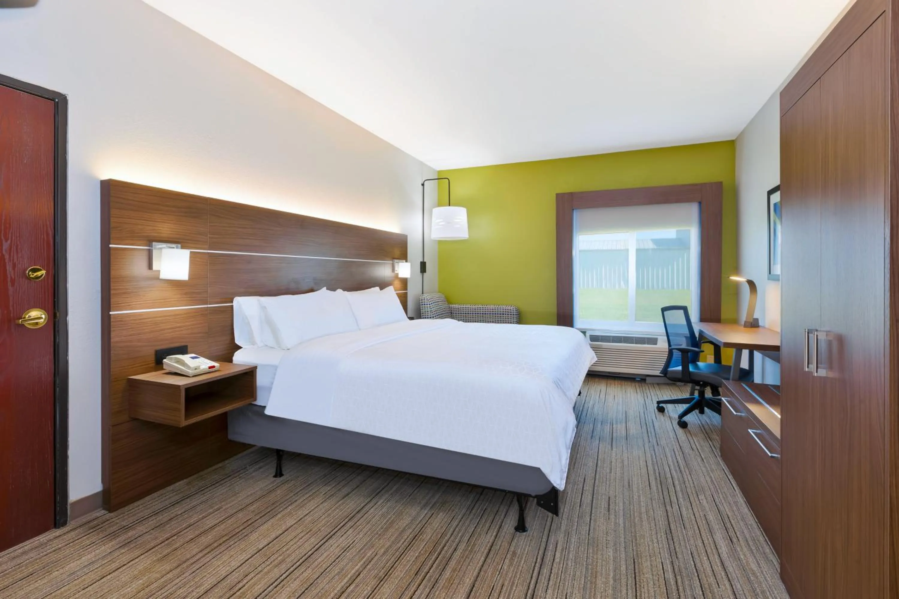 Photo of the whole room, Bed in Holiday Inn Express and Suites Three Rivers by IHG