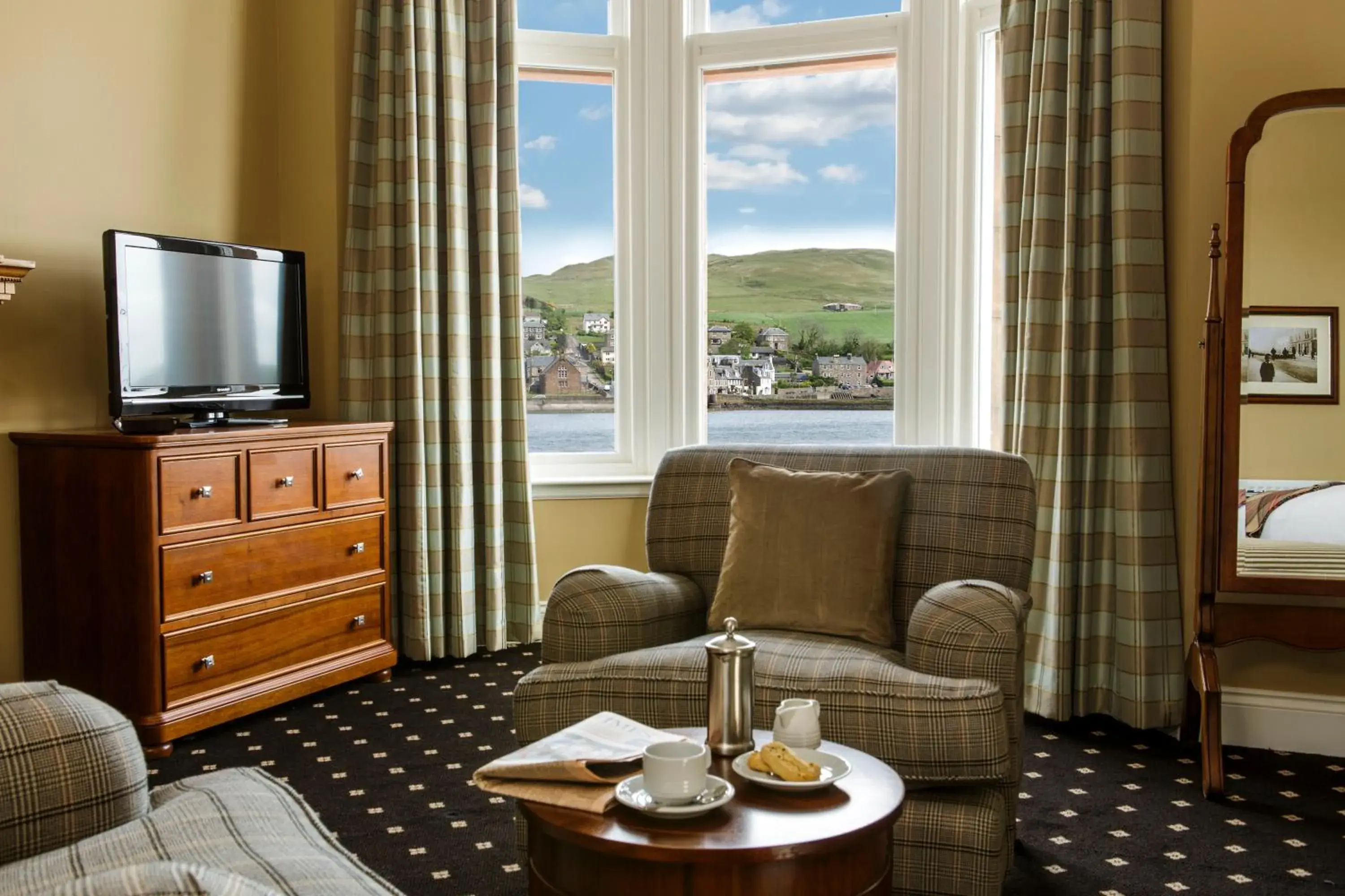 Seating area, Bed in The Royal Hotel Campbeltown