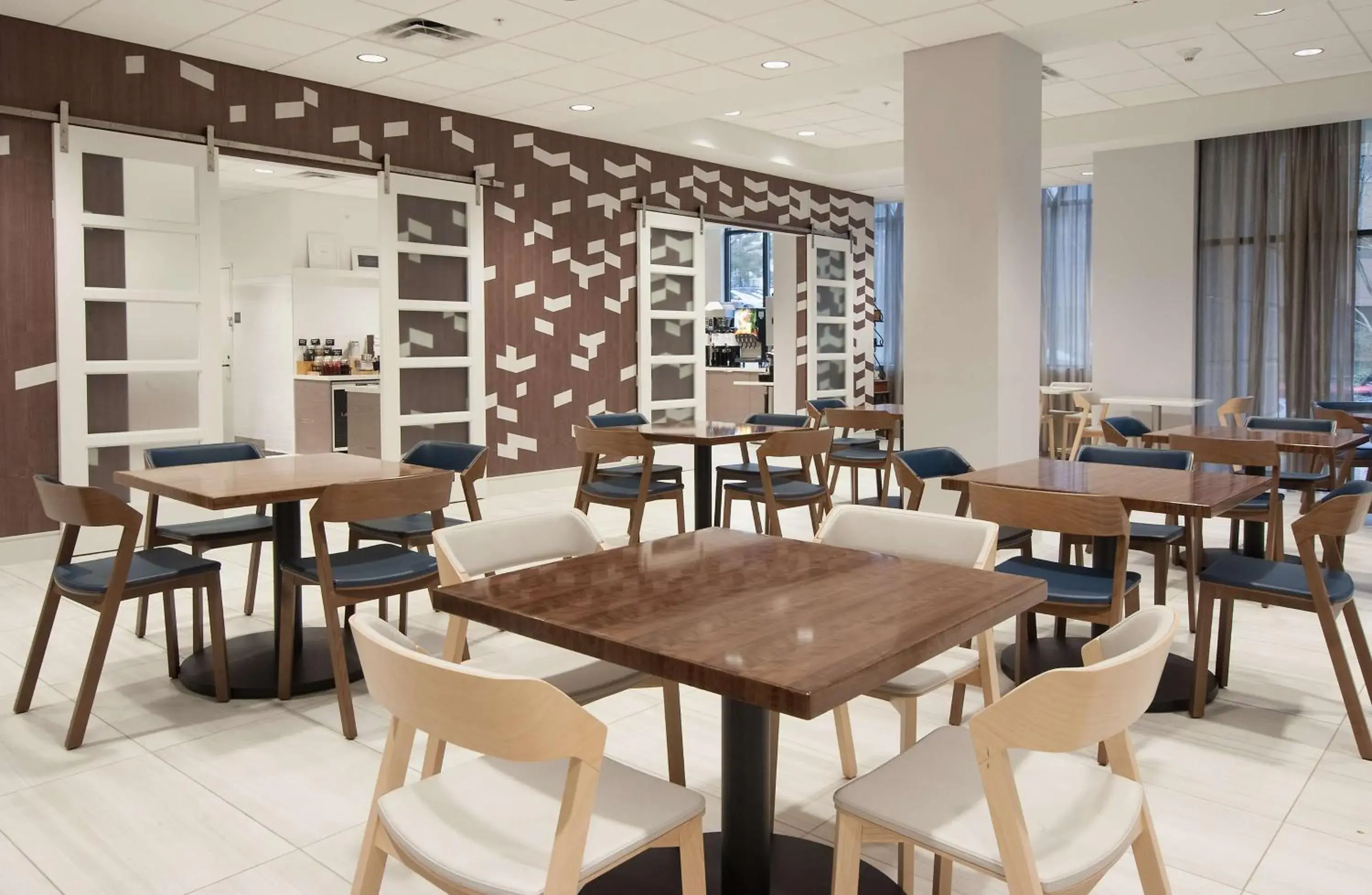 Restaurant/places to eat in Embassy Suites by Hilton Raleigh Crabtree Restaurant/places to eat in Embassy Suites by Hilton Raleigh Crabtree