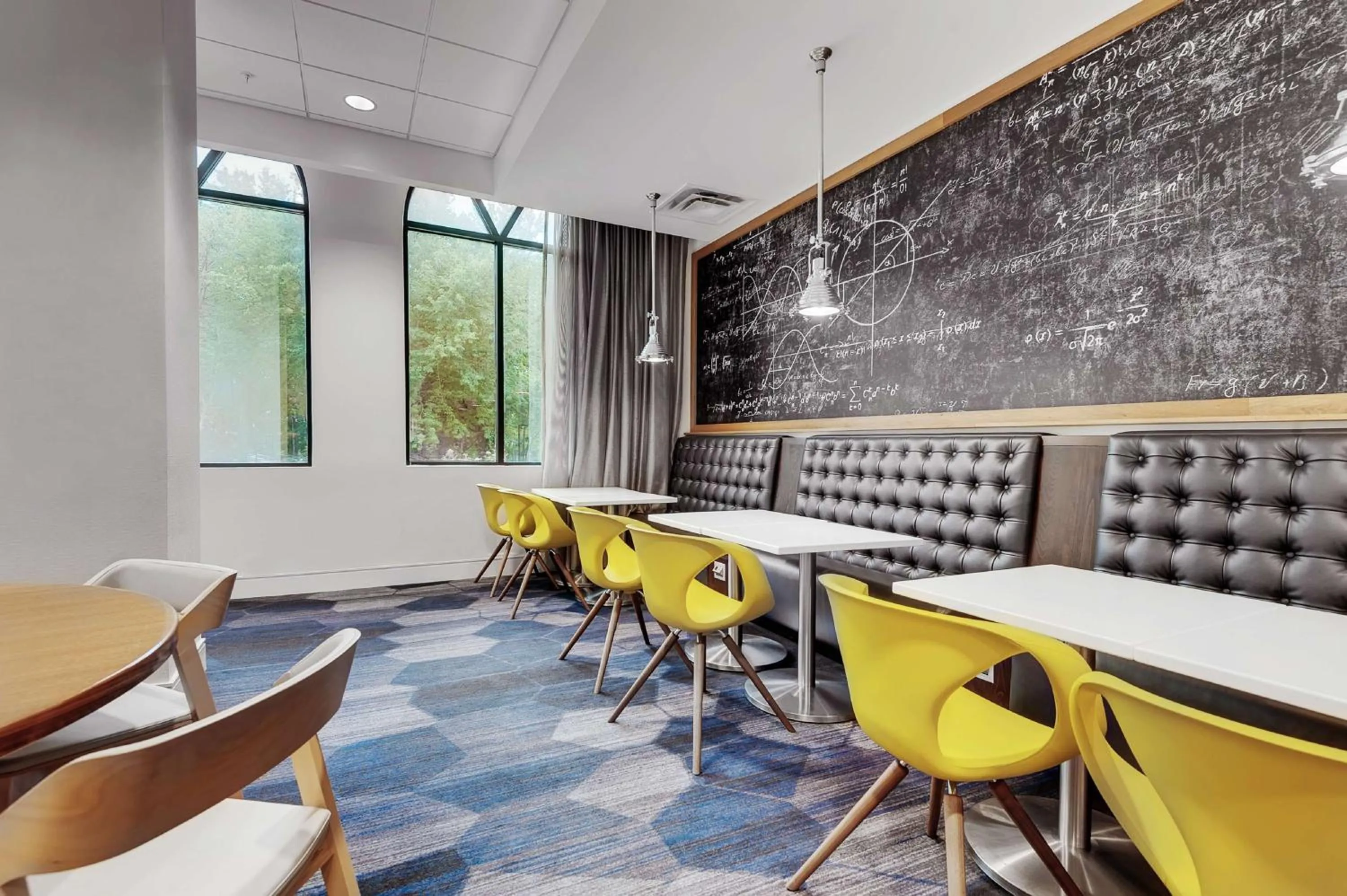 Restaurant/places to eat in Embassy Suites by Hilton Raleigh Crabtree