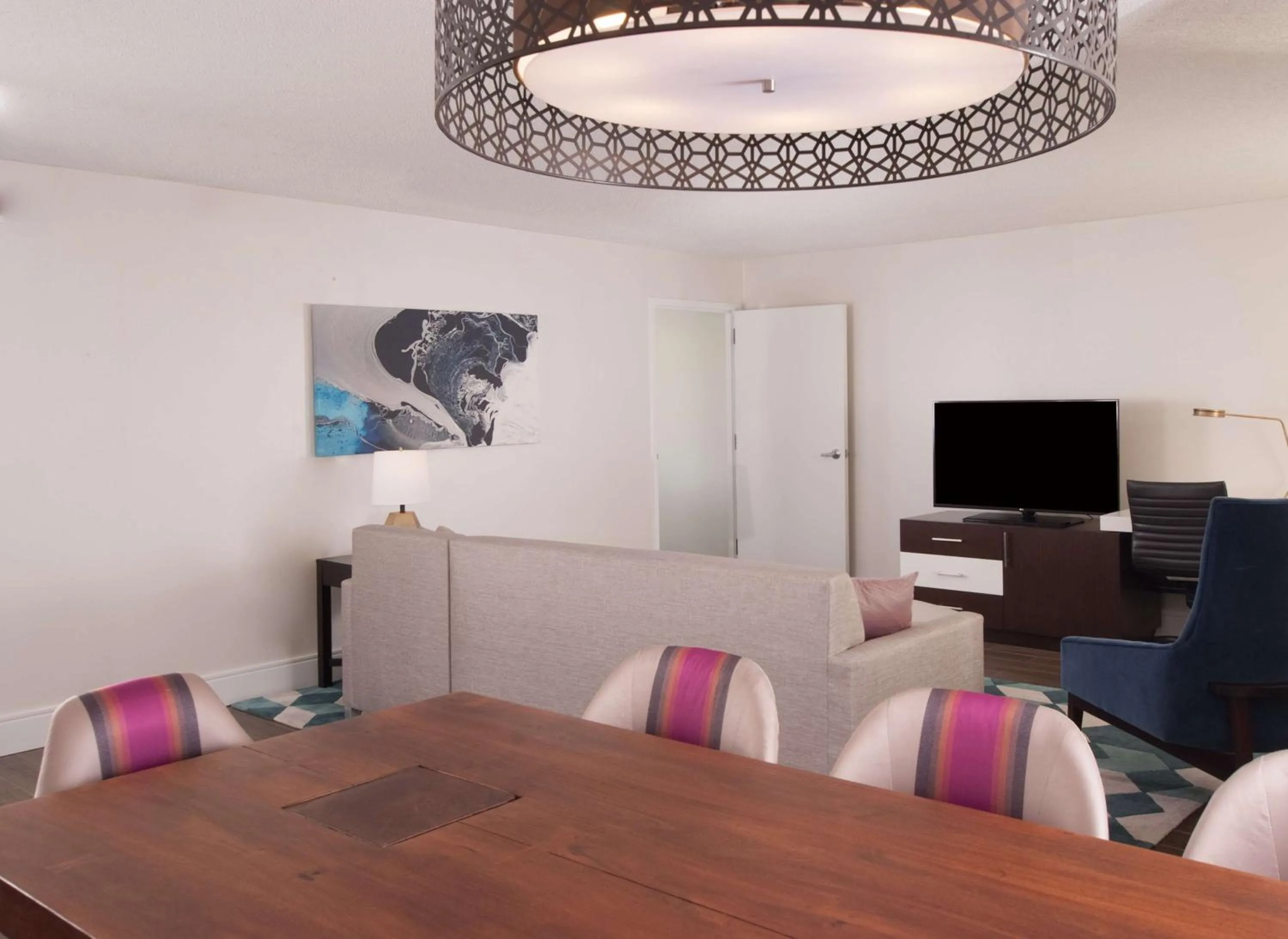 Kitchen or kitchenette in Embassy Suites by Hilton Raleigh Crabtree