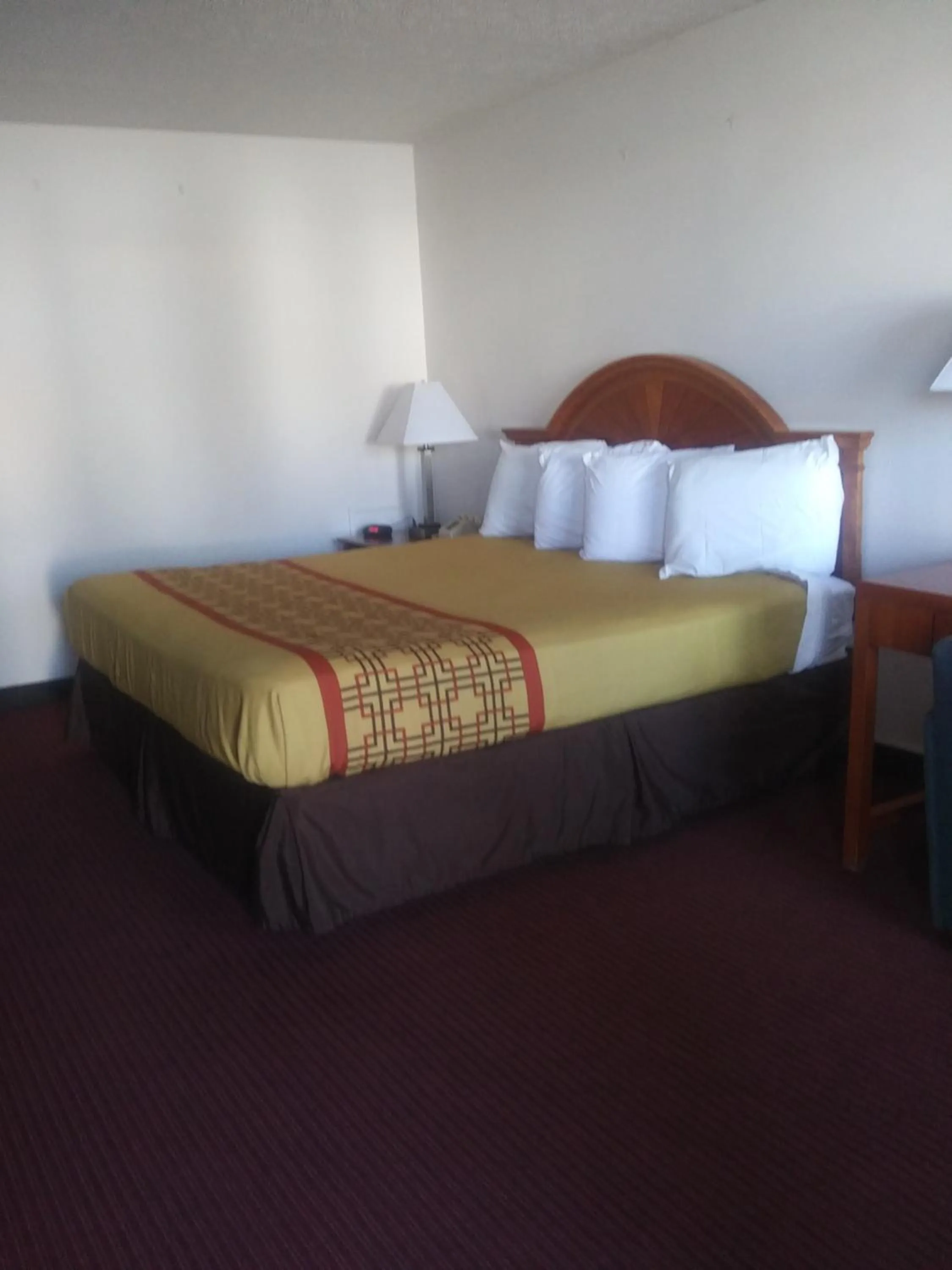 Bed in Americas Best Value Inn-Williamsburg/Lightfoot Area