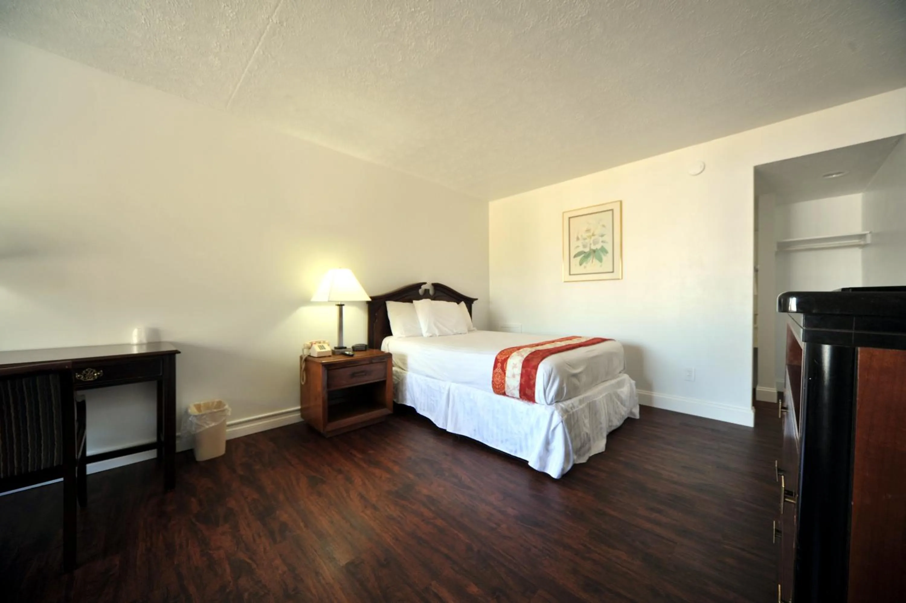 Bed in Americas Best Value Inn-Williamsburg/Lightfoot Area