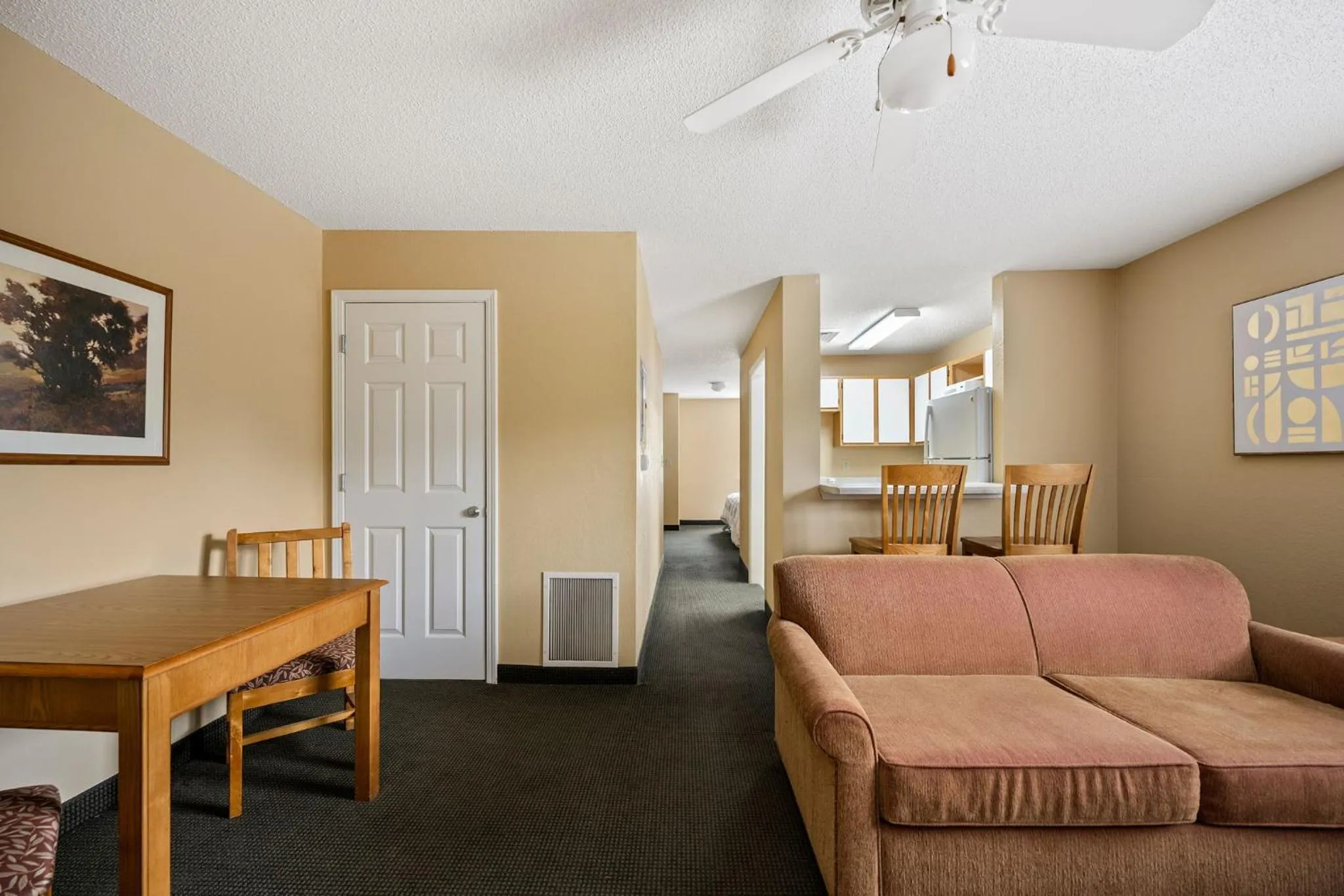 Living room in Affordable Suites Wilson