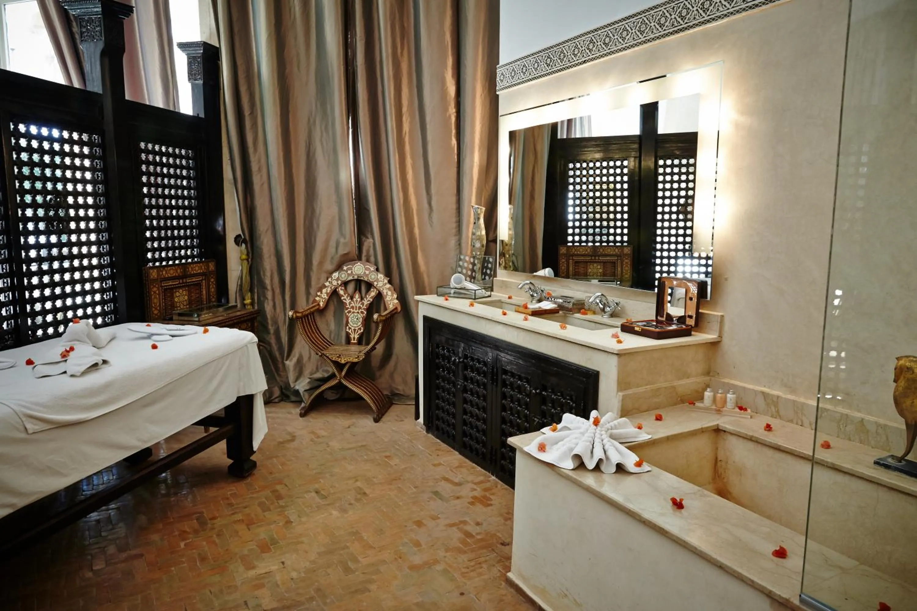 Bed in Le Palais Rhoul and Spa