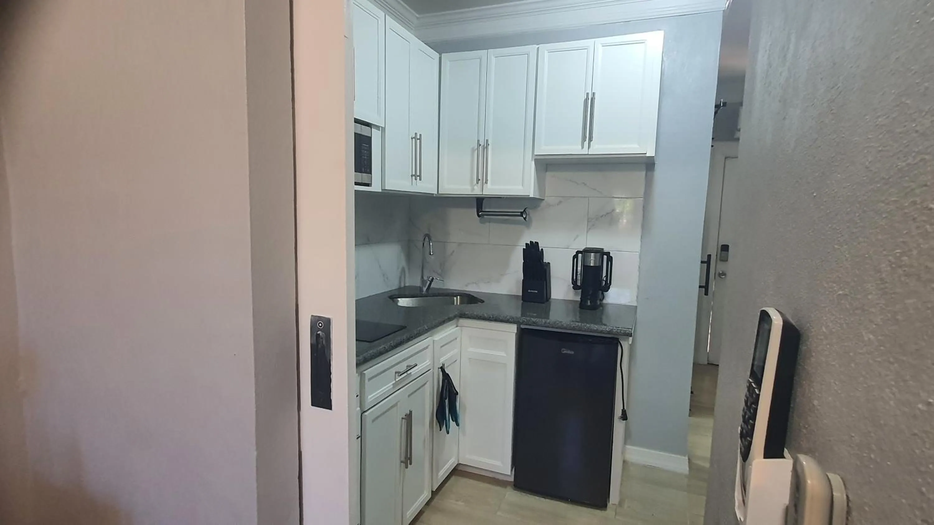 Kitchen or kitchenette in Kozy Bahamas Getaway