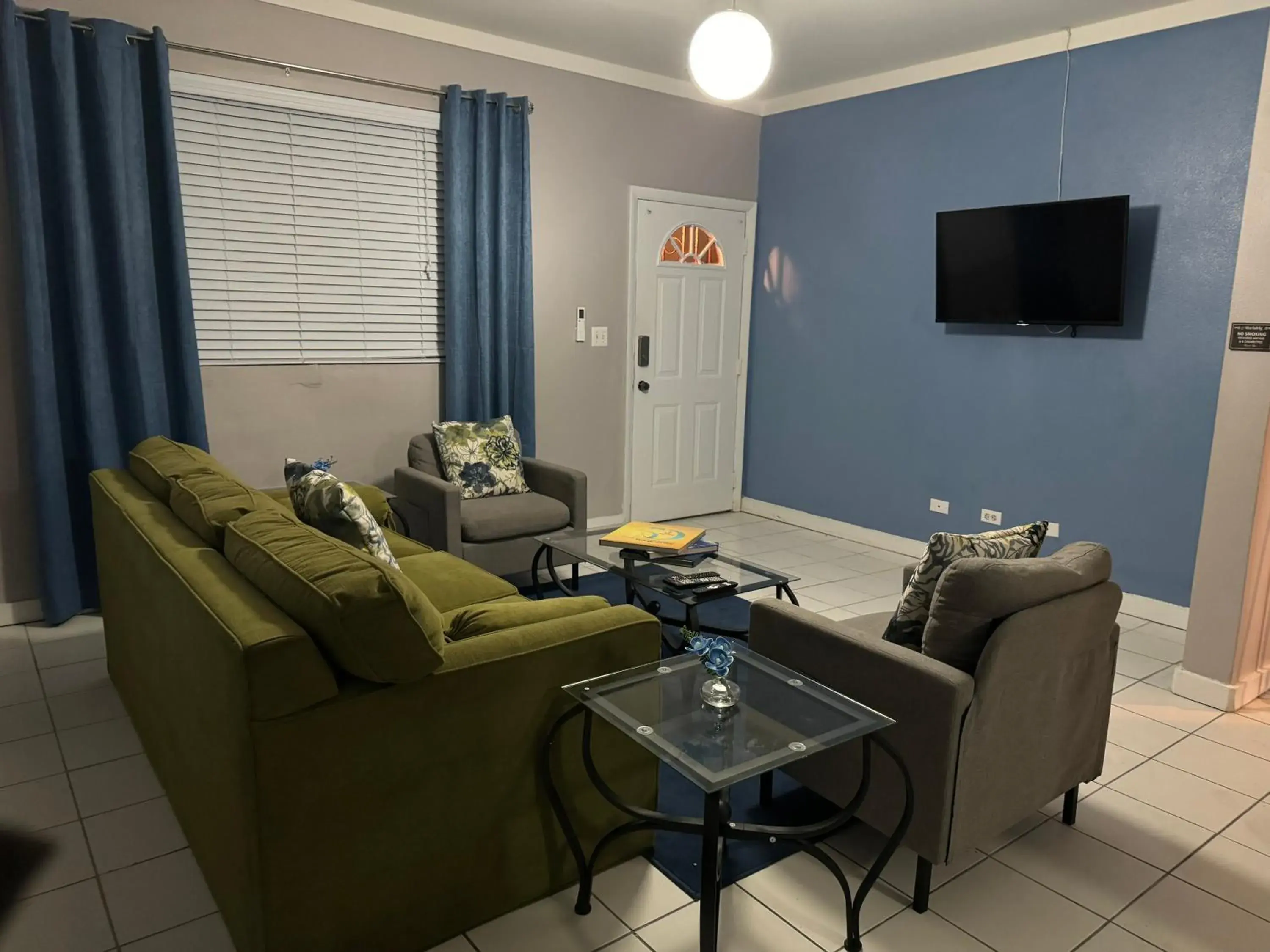 Living room in Kozy Bahamas Getaway Living room in Kozy Bahamas Getaway