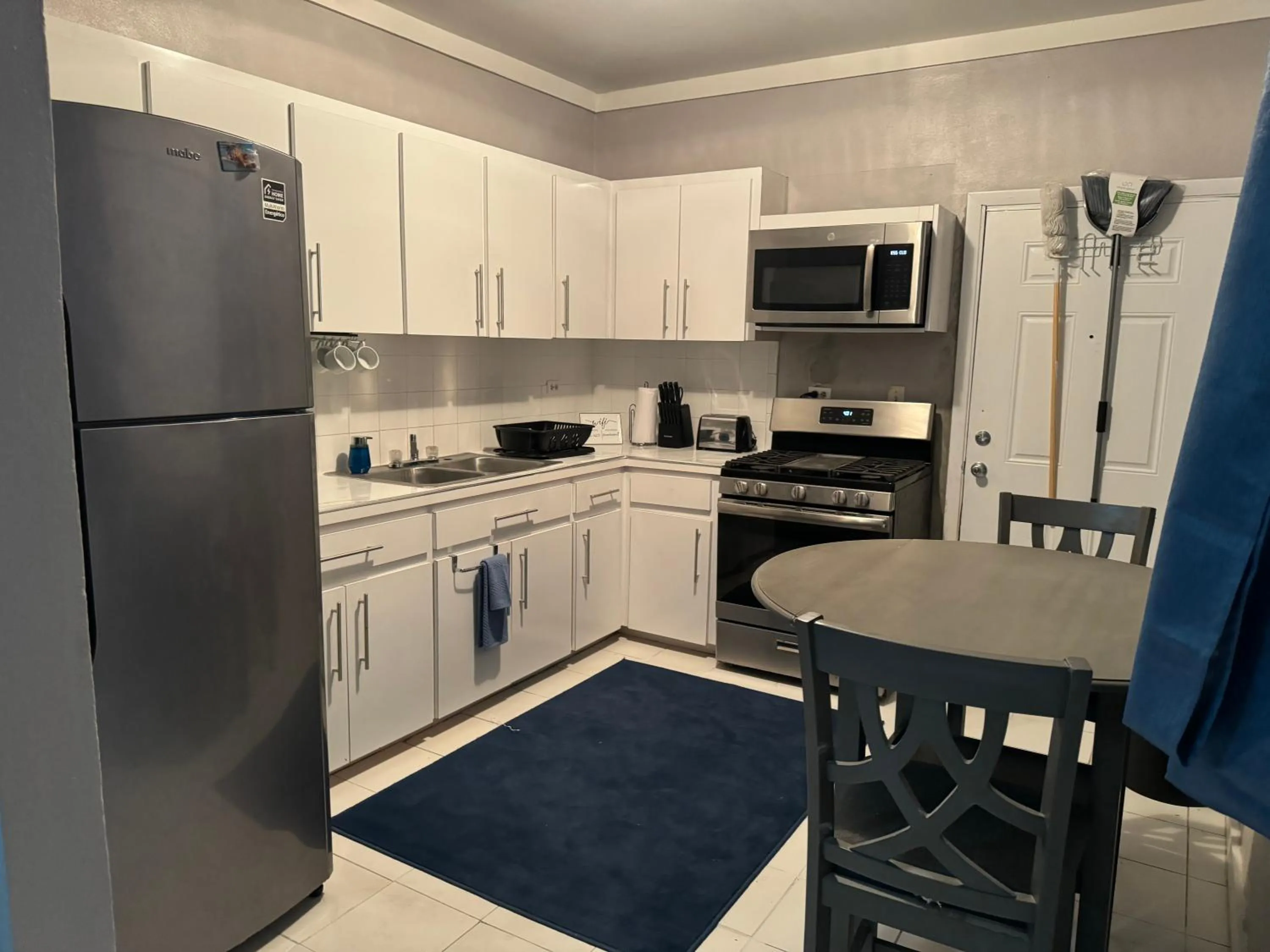 Kitchen or kitchenette in Kozy Bahamas Getaway