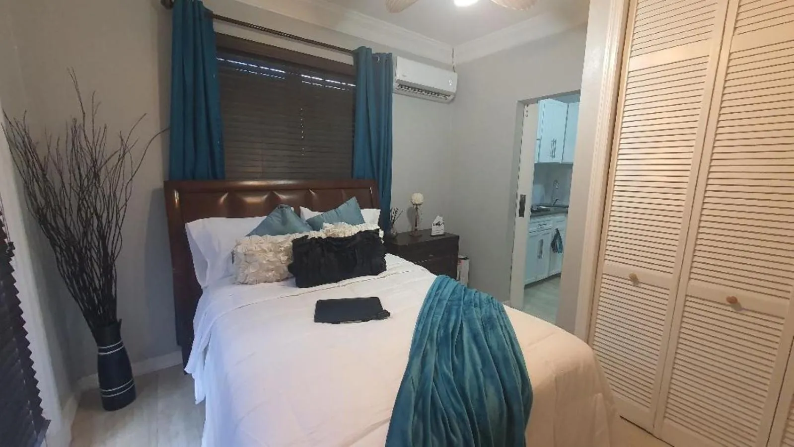 Photo of the whole room, Bed in Kozy Bahamas Getaway