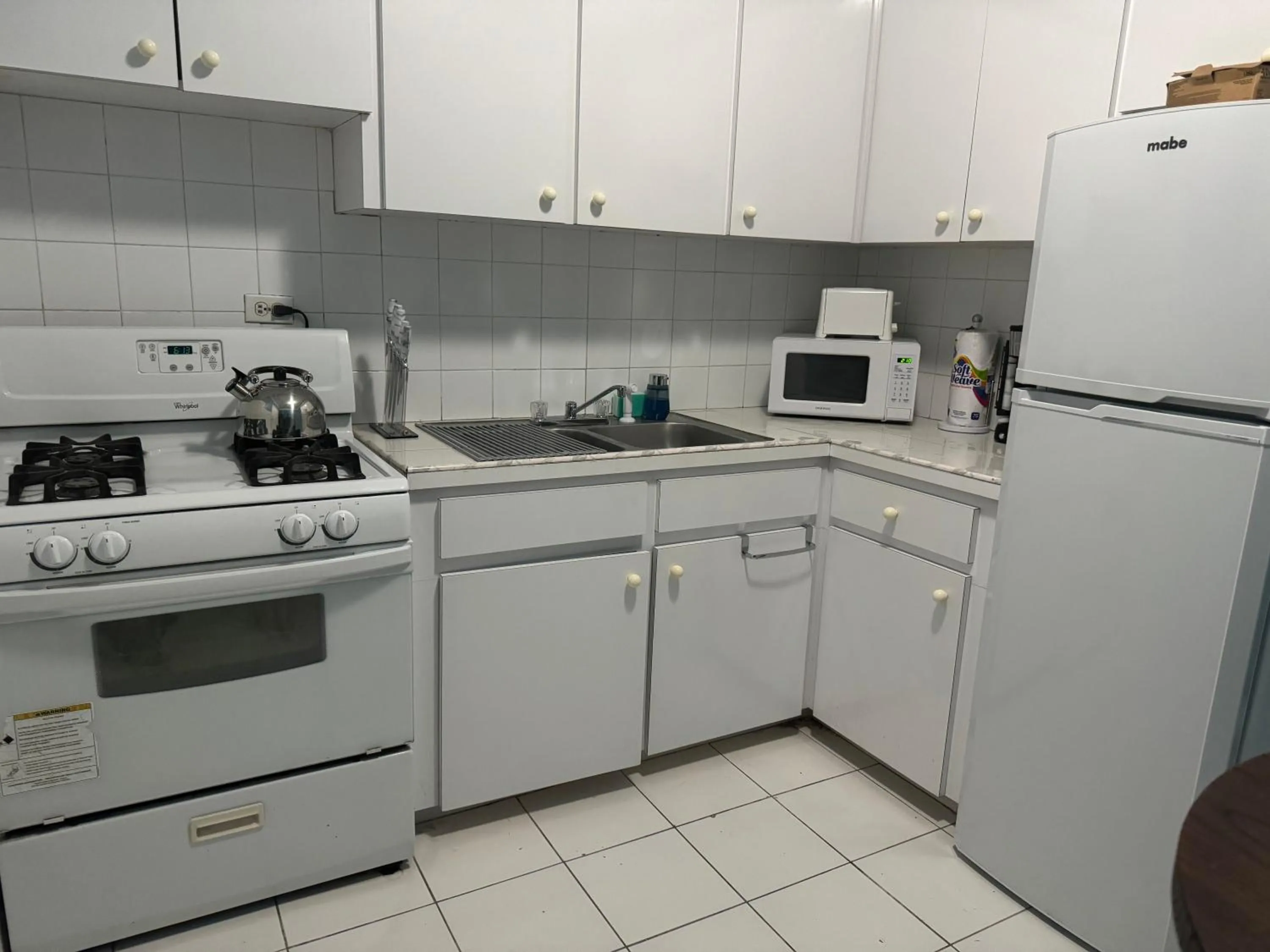 Kitchen or kitchenette in Kozy Bahamas Getaway