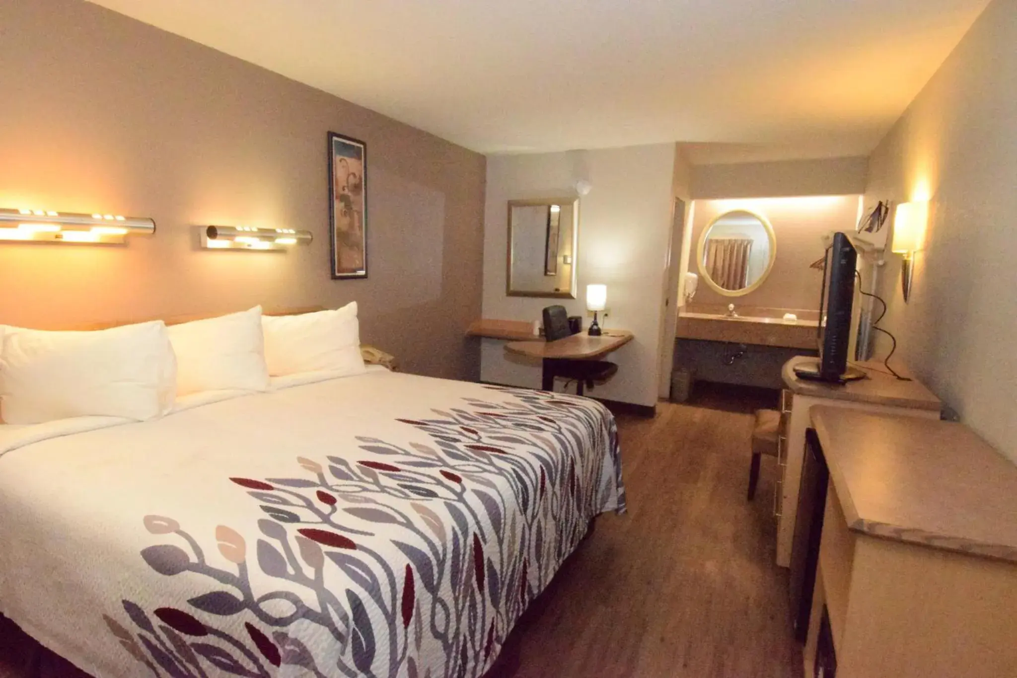 Bedroom, Bed in Red Roof Inn Buffalo - Hamburg/ I-90 Bedroom, Bed in Red Roof Inn Buffalo - Hamburg/ I-90