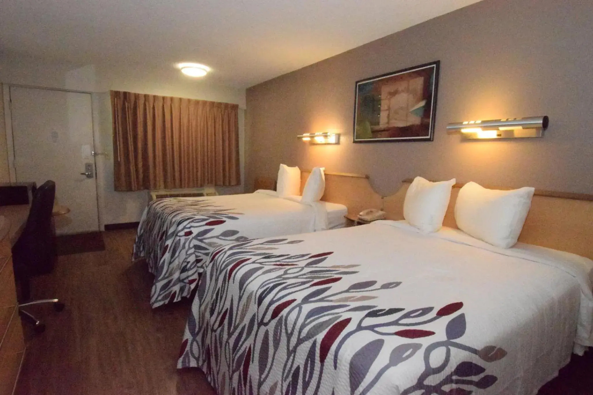 Photo of the whole room, Bed in Red Roof Inn Buffalo - Hamburg/ I-90 Photo of the whole room, Bed in Red Roof Inn Buffalo - Hamburg/ I-90