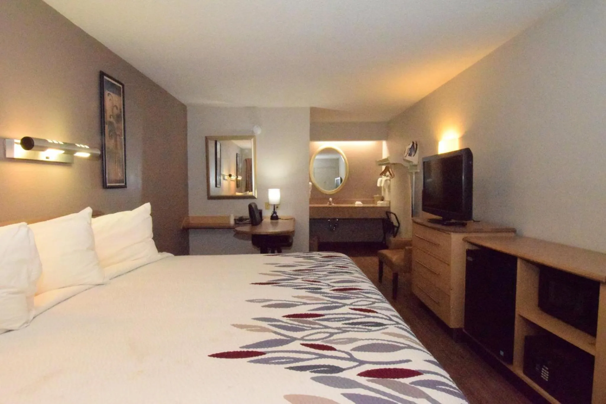 Bedroom, Bed in Red Roof Inn Buffalo - Hamburg/ I-90