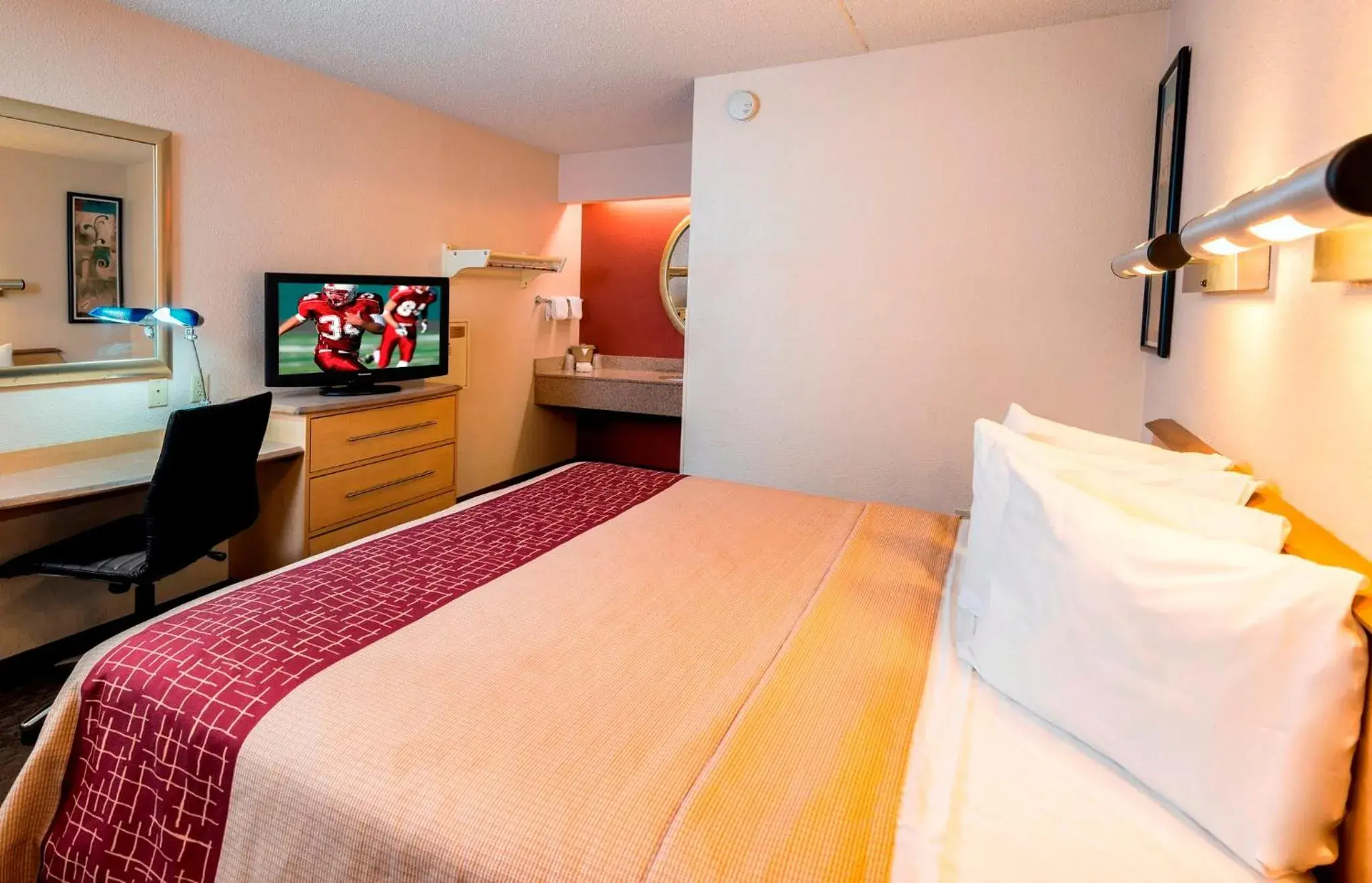 Photo of the whole room, Bed in Red Roof Inn Buffalo - Hamburg/ I-90 Photo of the whole room, Bed in Red Roof Inn Buffalo - Hamburg/ I-90