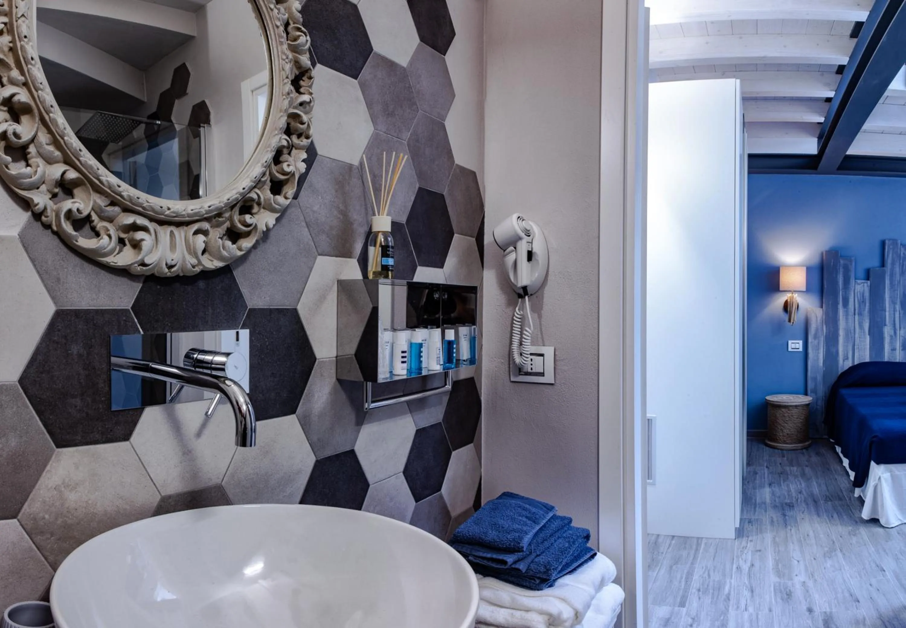 Bathroom, Bed in 150 LatoMare