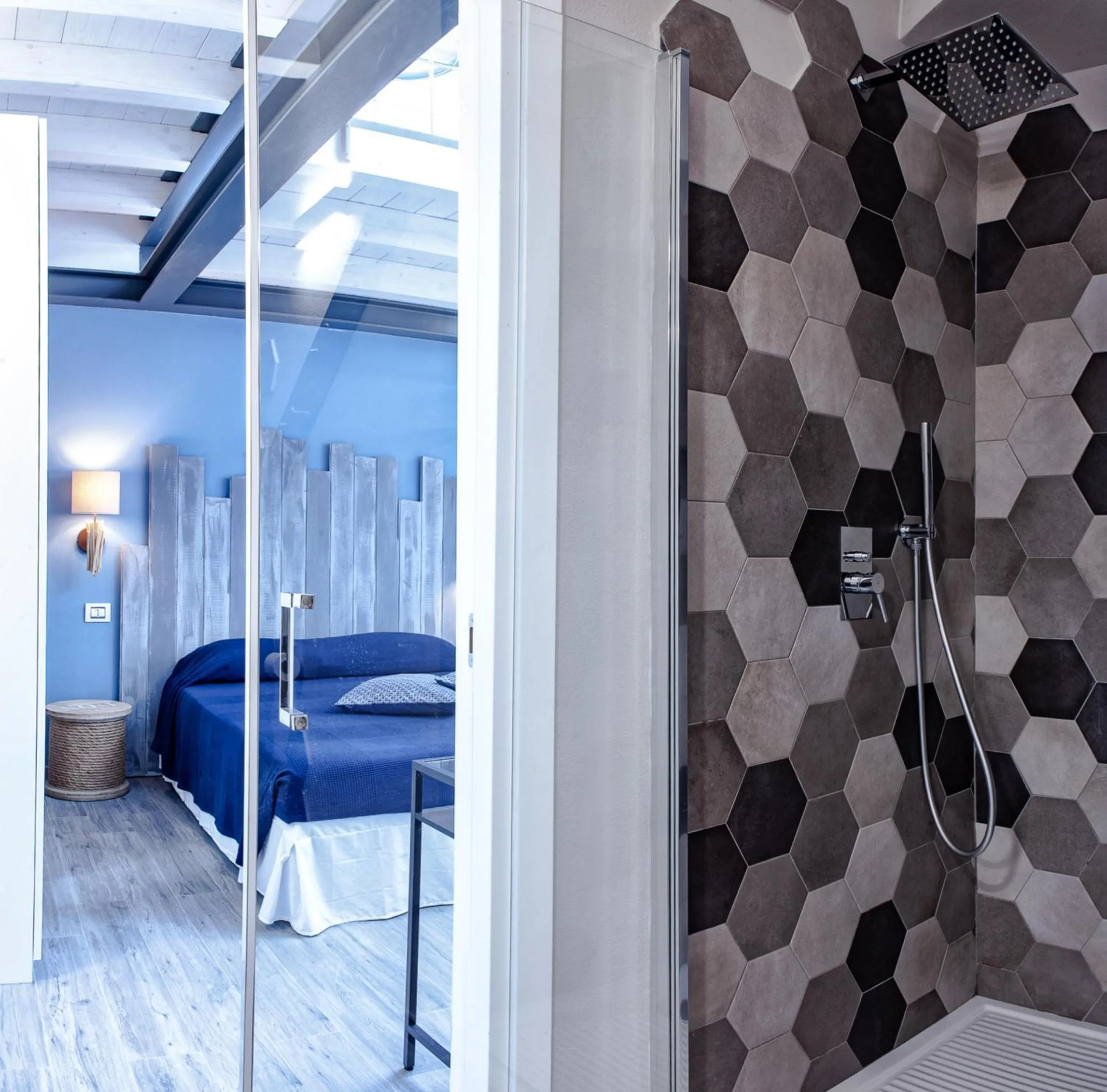 Shower, Bed in 150 LatoMare