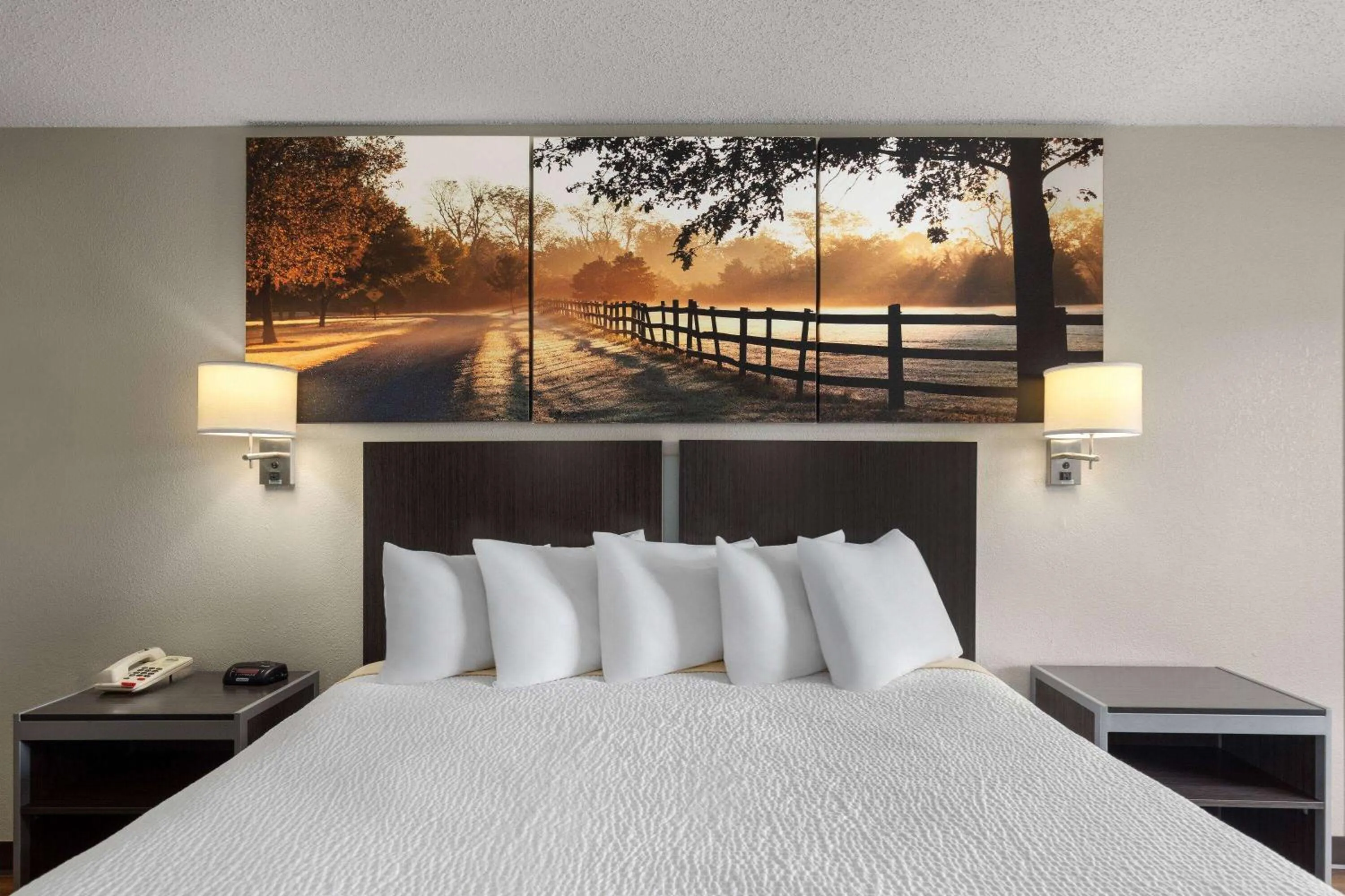 Photo of the whole room, Bed in Days Inn by Wyndham Childersburg