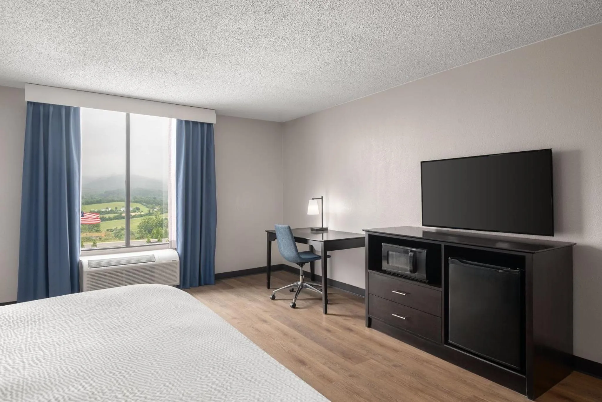 Photo of the whole room, Bed in Garner Hotel Wytheville East by IHG